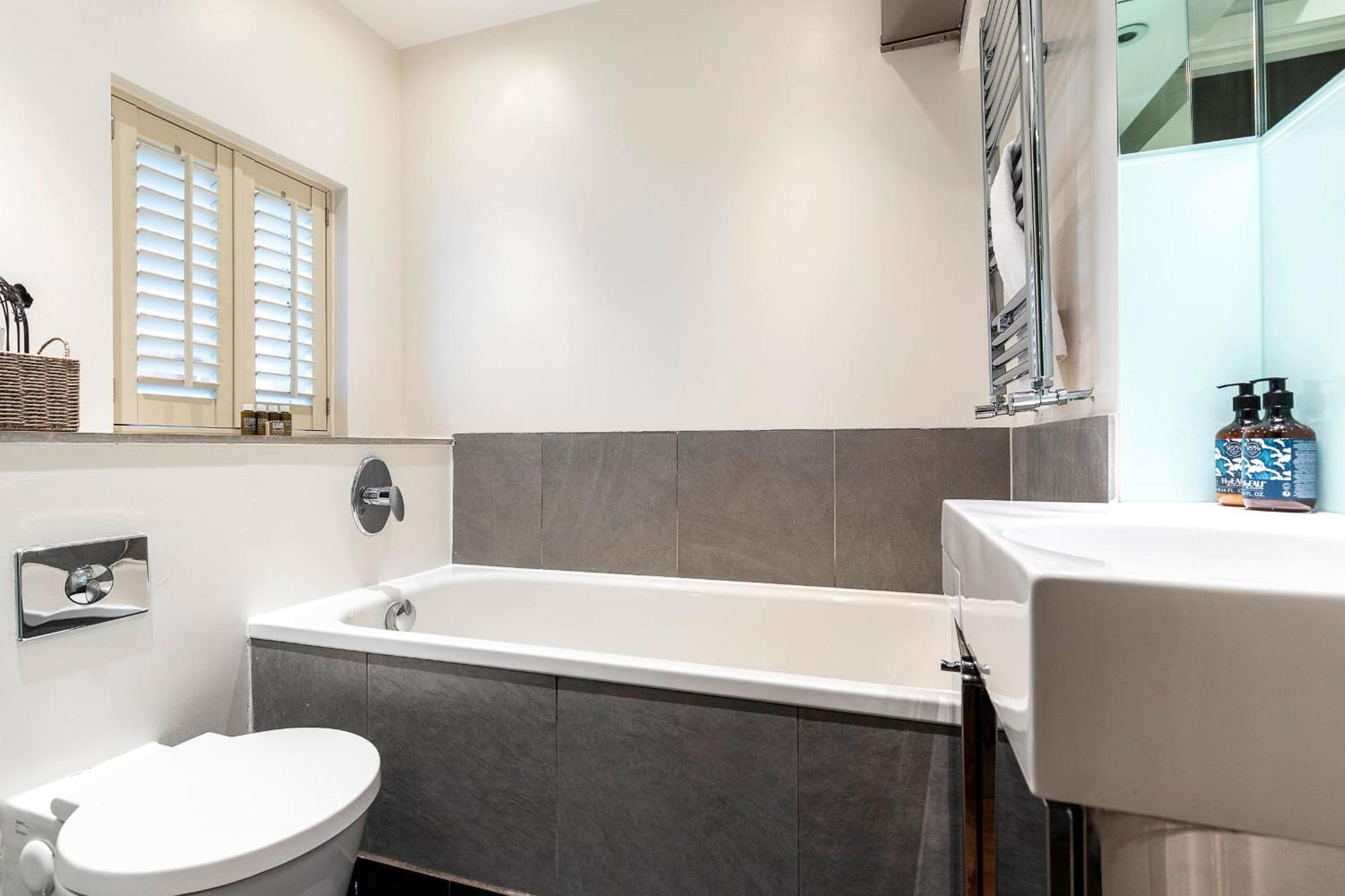 Elegant Two Bedroom Flat In Redcliffe Gardens Apartment *