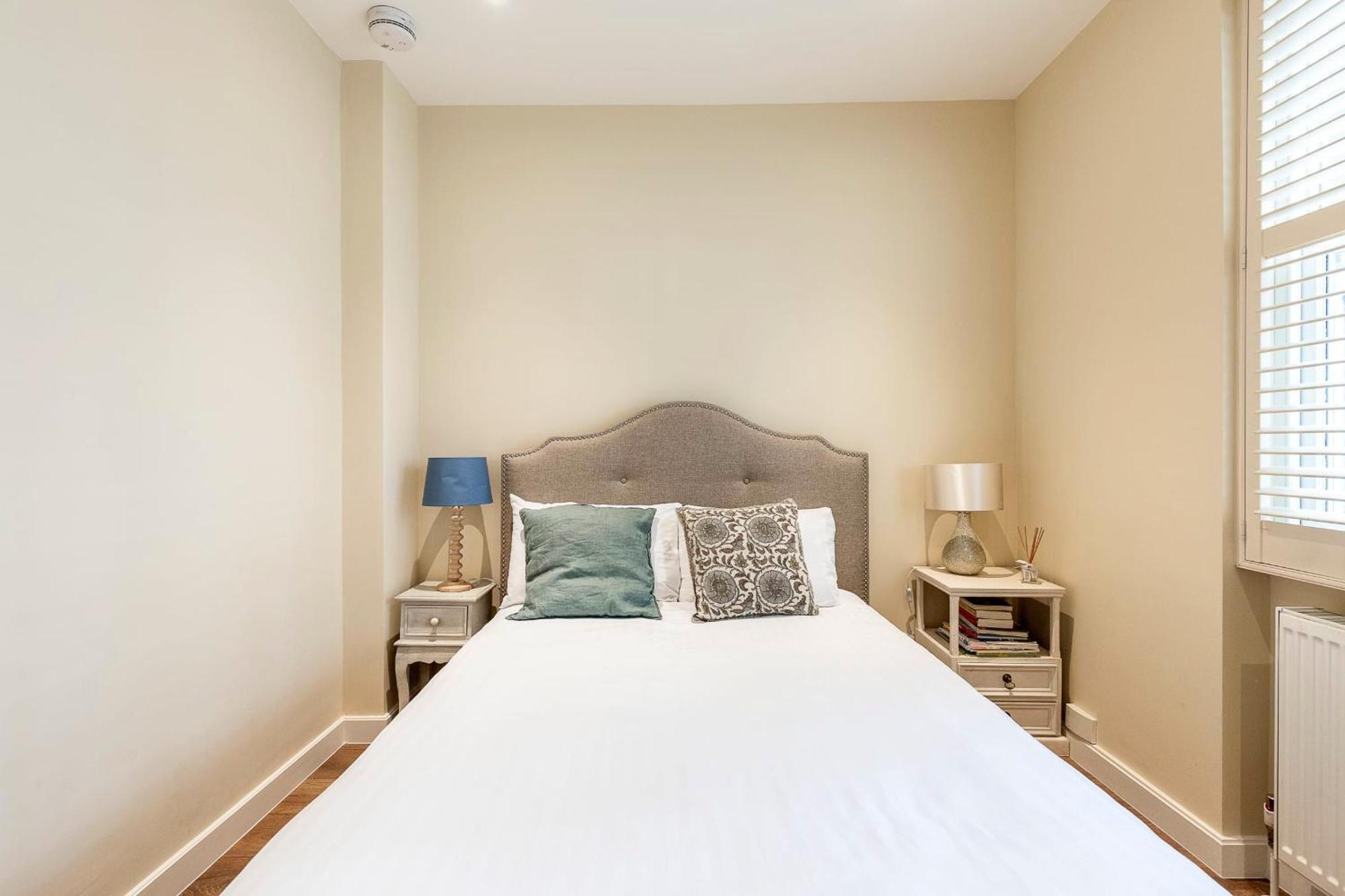 Elegant Two Bedroom Flat In Redcliffe Gardens