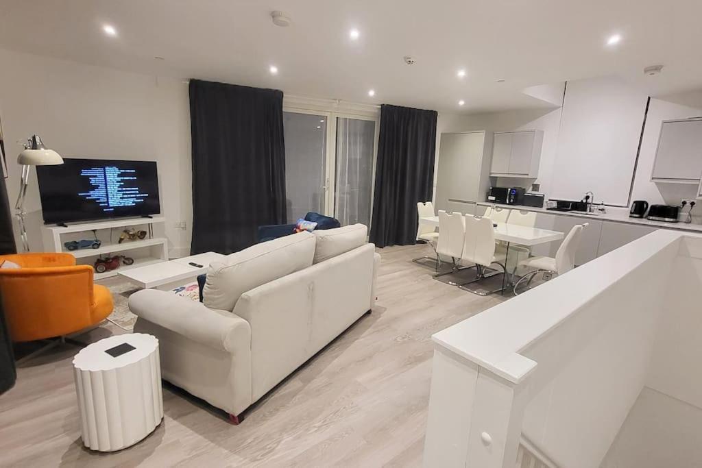 Apartment Modern 3 Bedroom House With Balconies & Parking