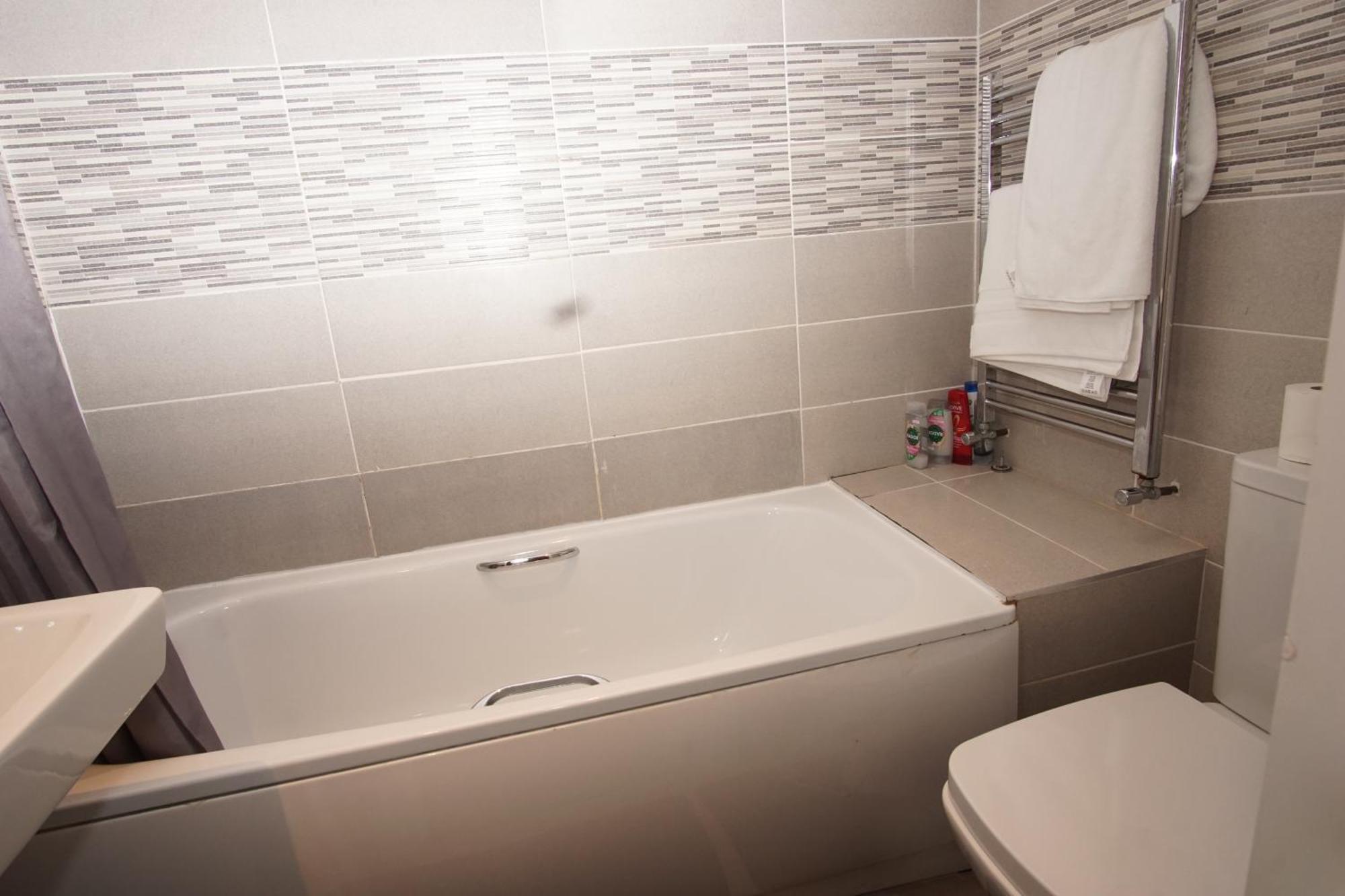 Evergreen Apartments- Flat 2 *