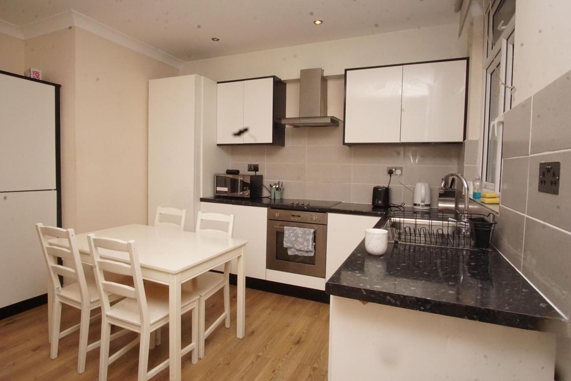 Evergreen Apartments- Flat 2 * London