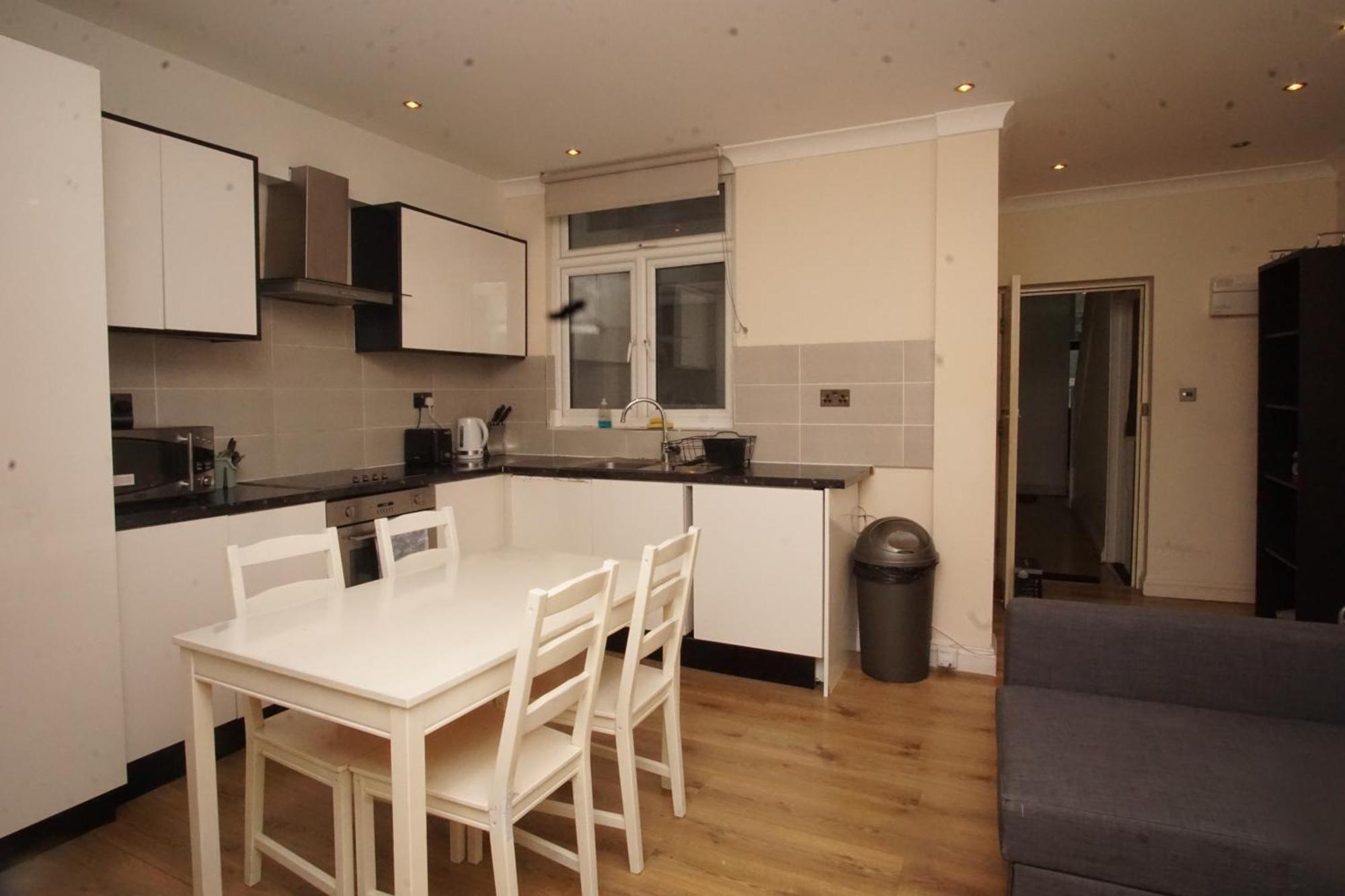 Evergreen Apartments- Flat 2 Apartment