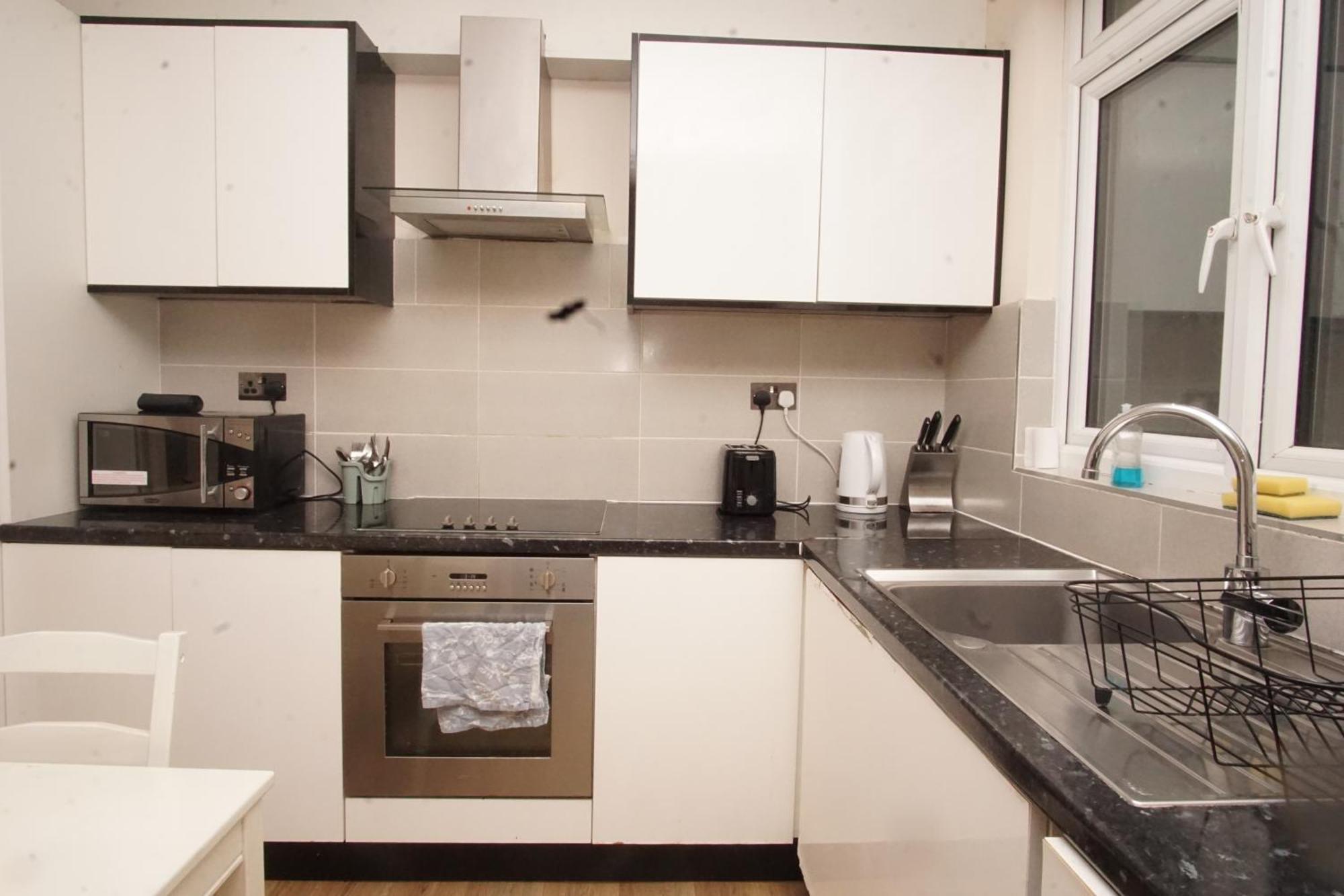 Evergreen Apartments- Flat 2 * London