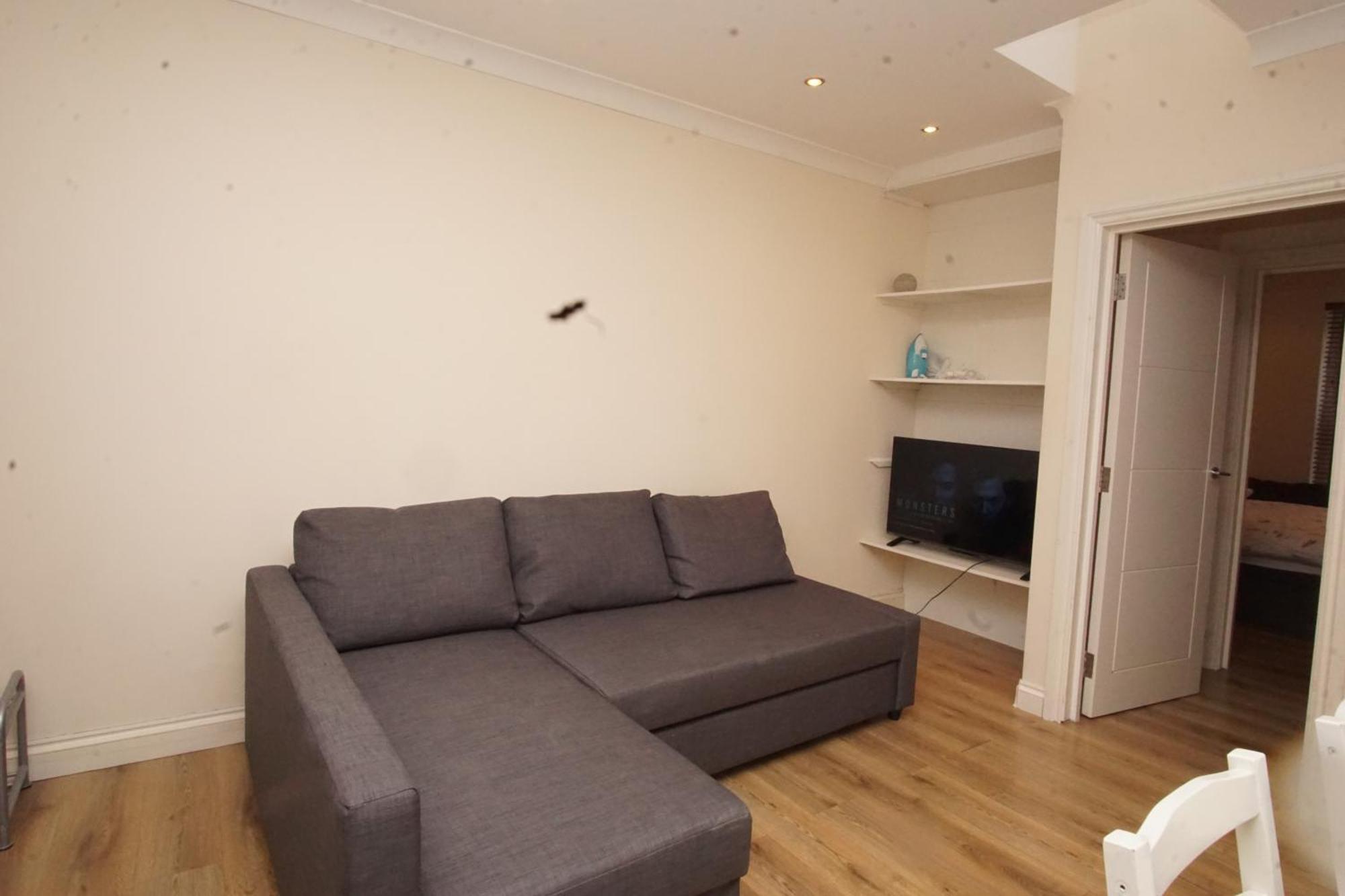 Apartment Evergreen Apartments- Flat 2 *