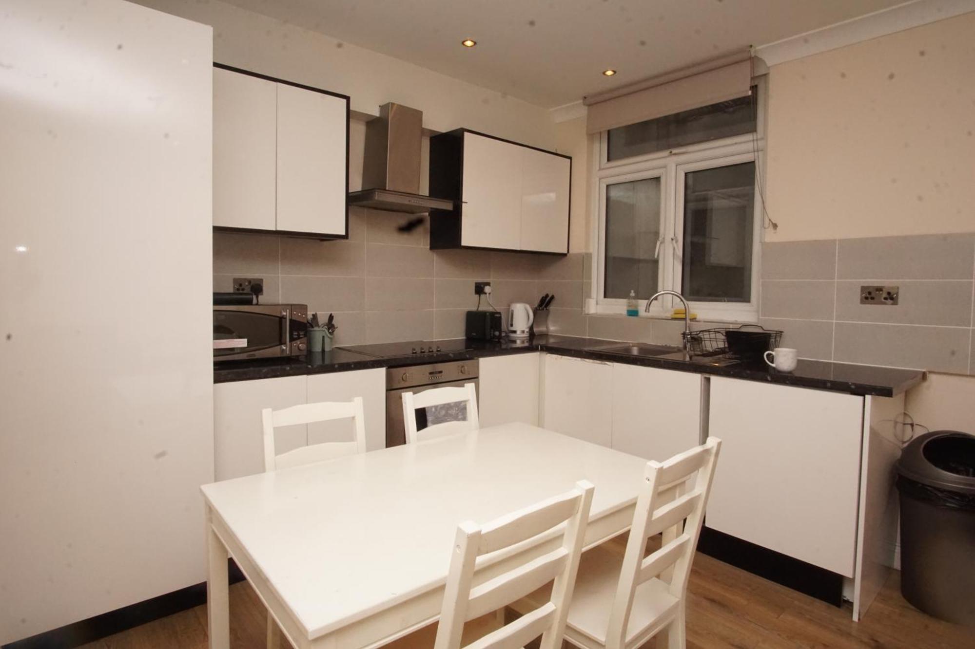 Evergreen Apartments- Flat 2 *