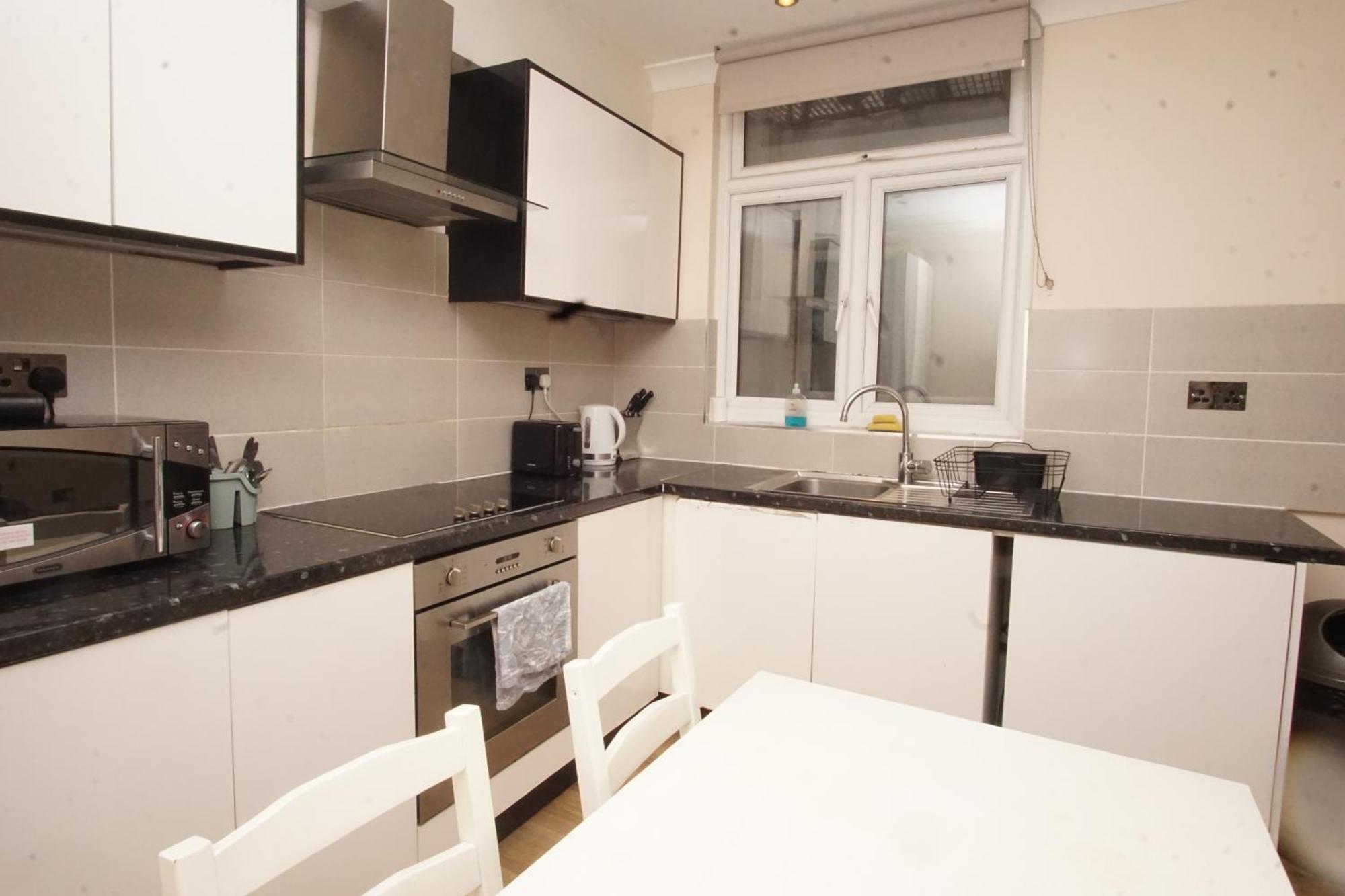 Evergreen Apartments- Flat 2