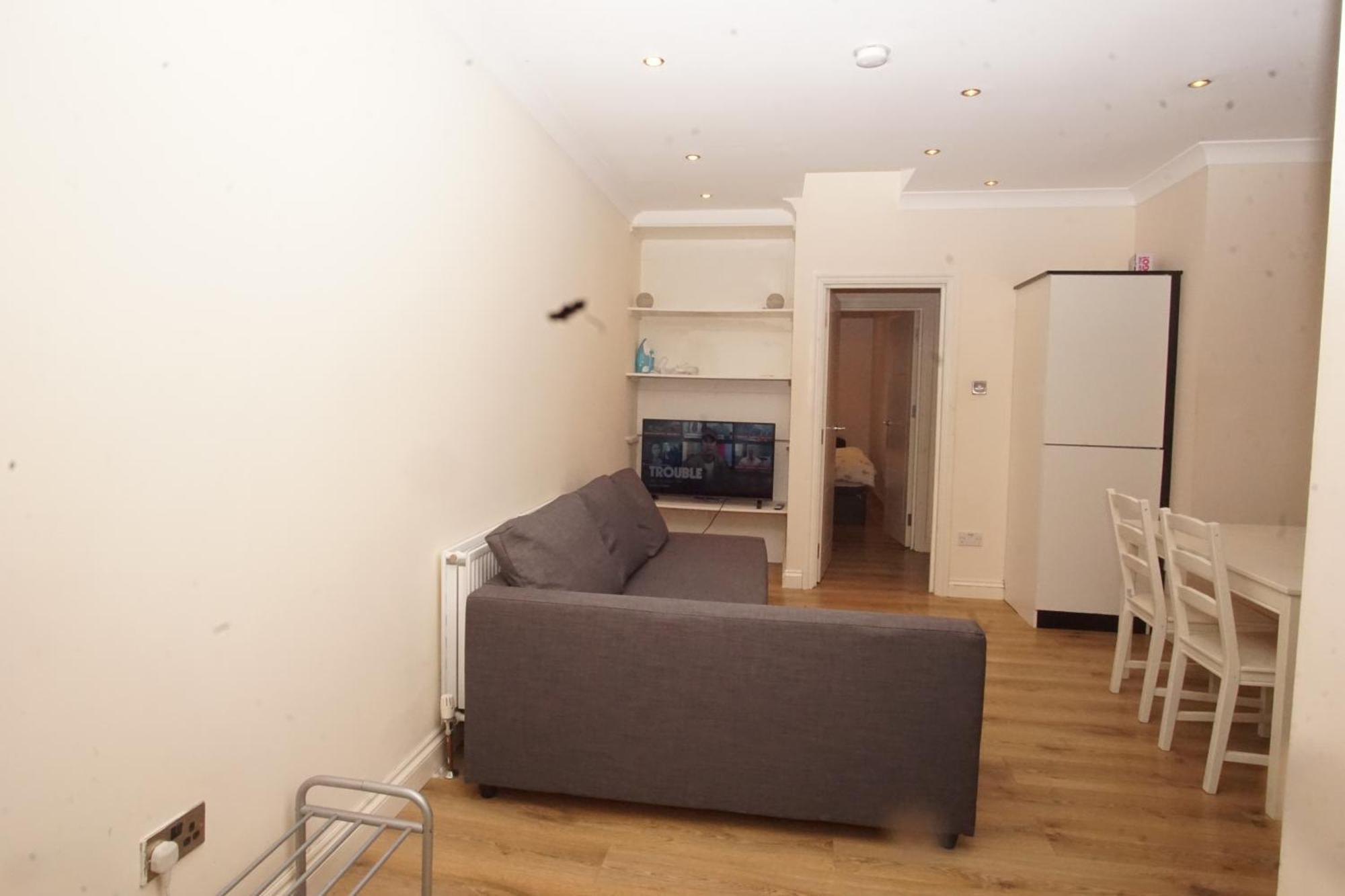 Evergreen Apartments- Flat 2 Apartment