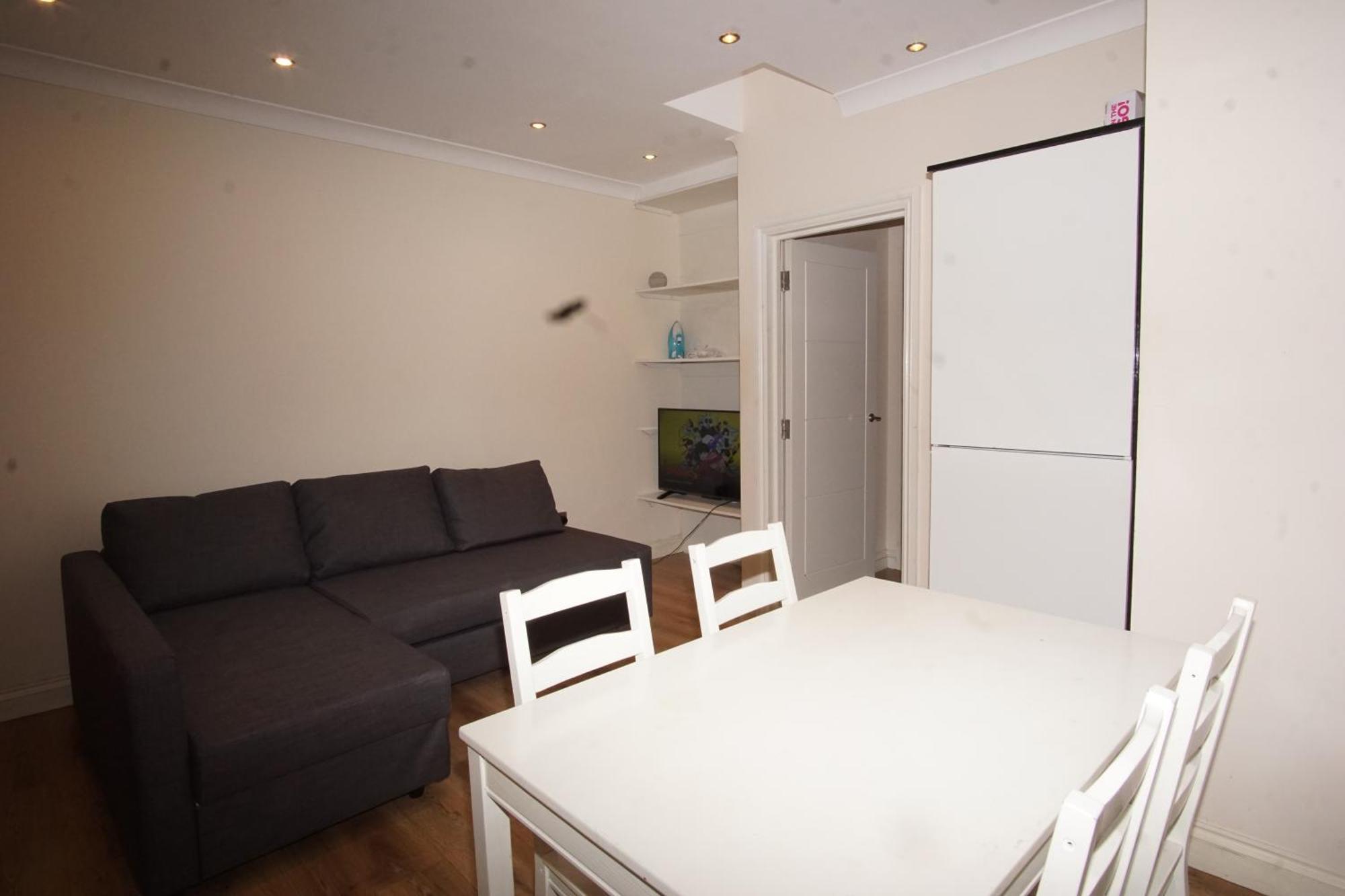 Evergreen Apartments- Flat 2 * London