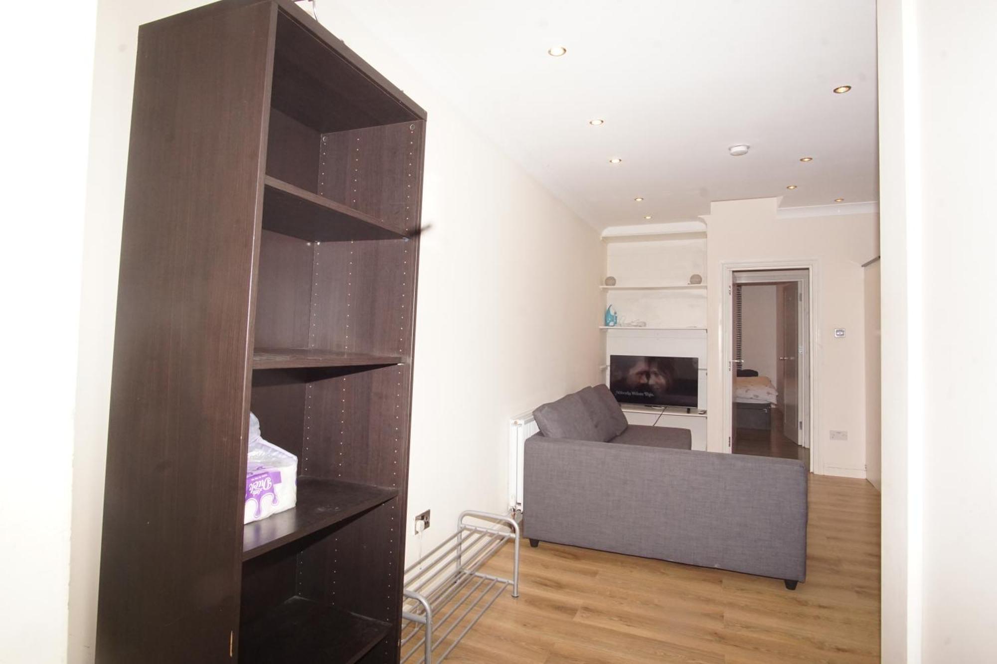 Apartment Evergreen Apartments- Flat 2 *