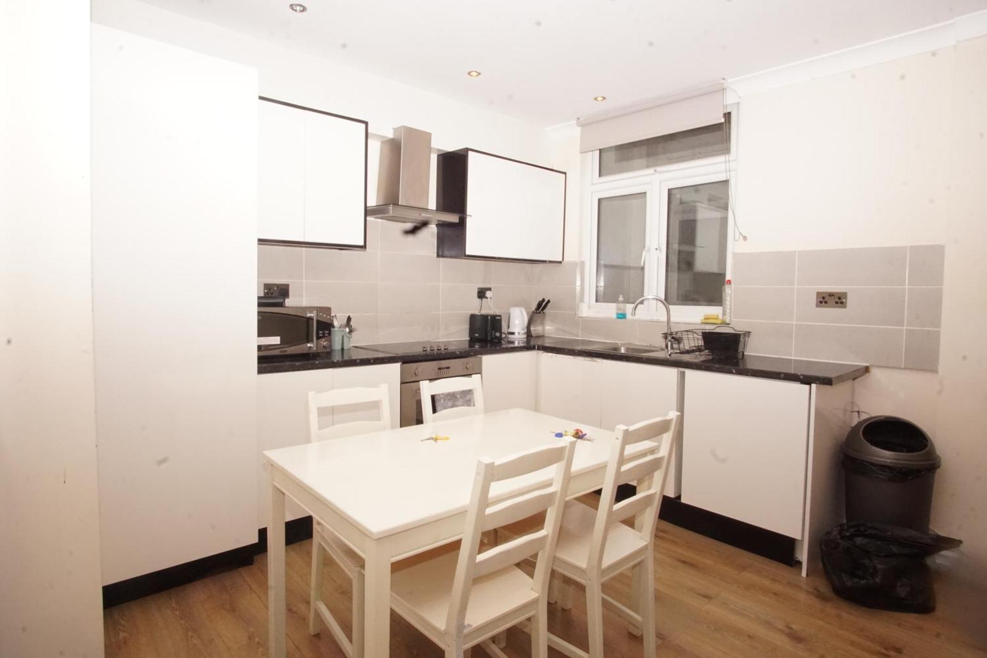 Evergreen Apartments- Flat 2 *