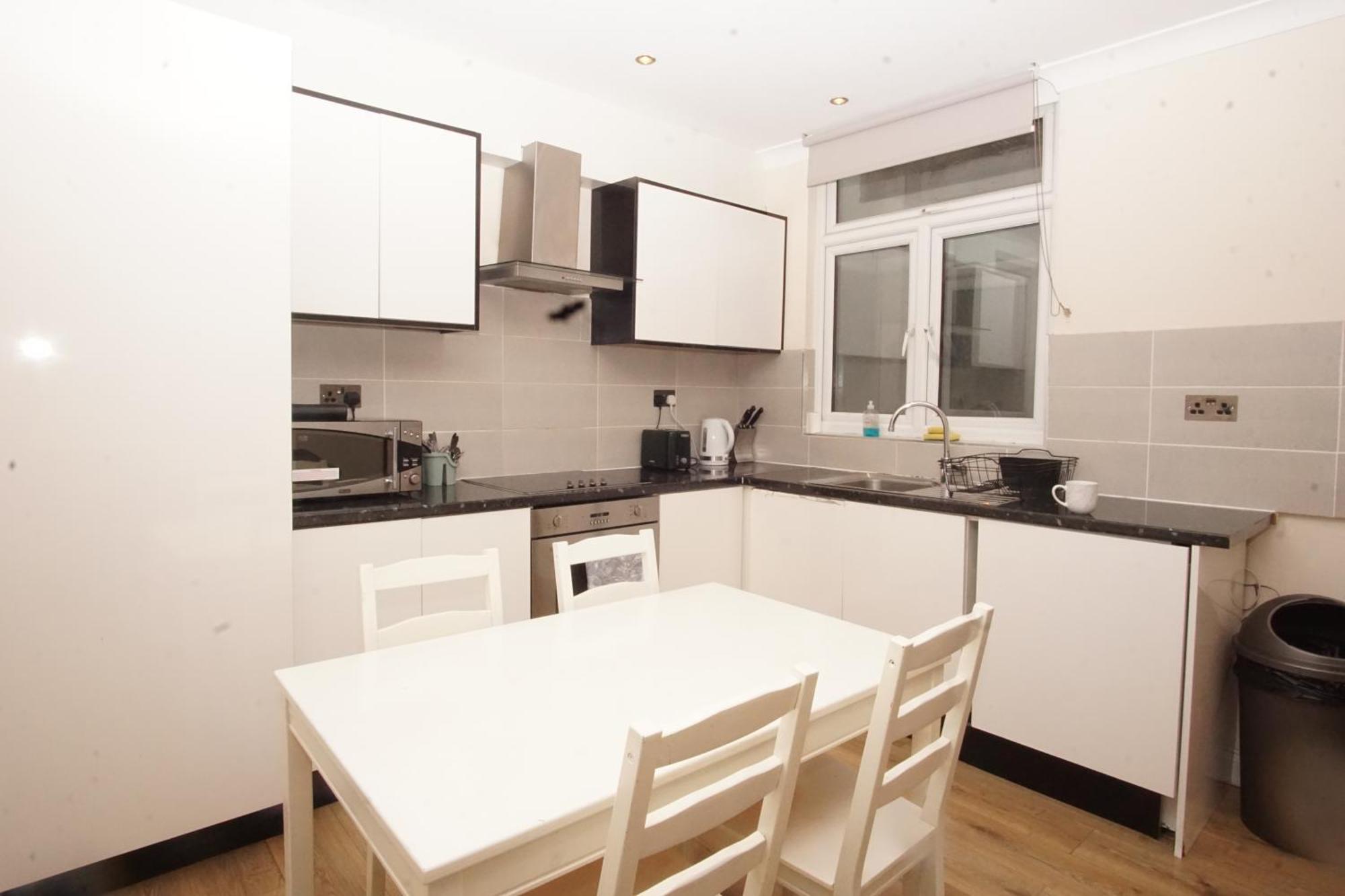 Evergreen Apartments- Flat 2 * London