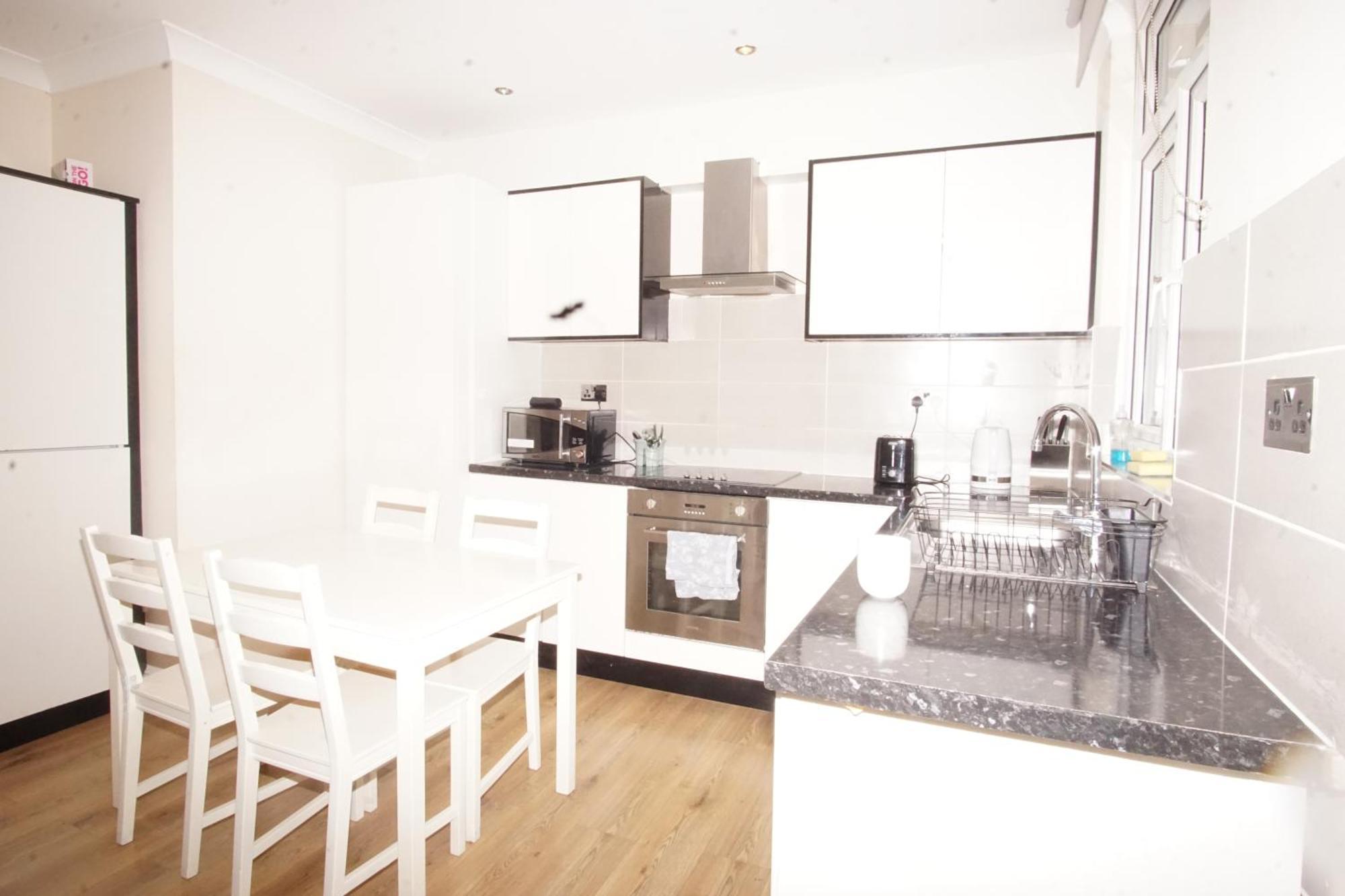 Evergreen Apartments- Flat 2 Apartment London