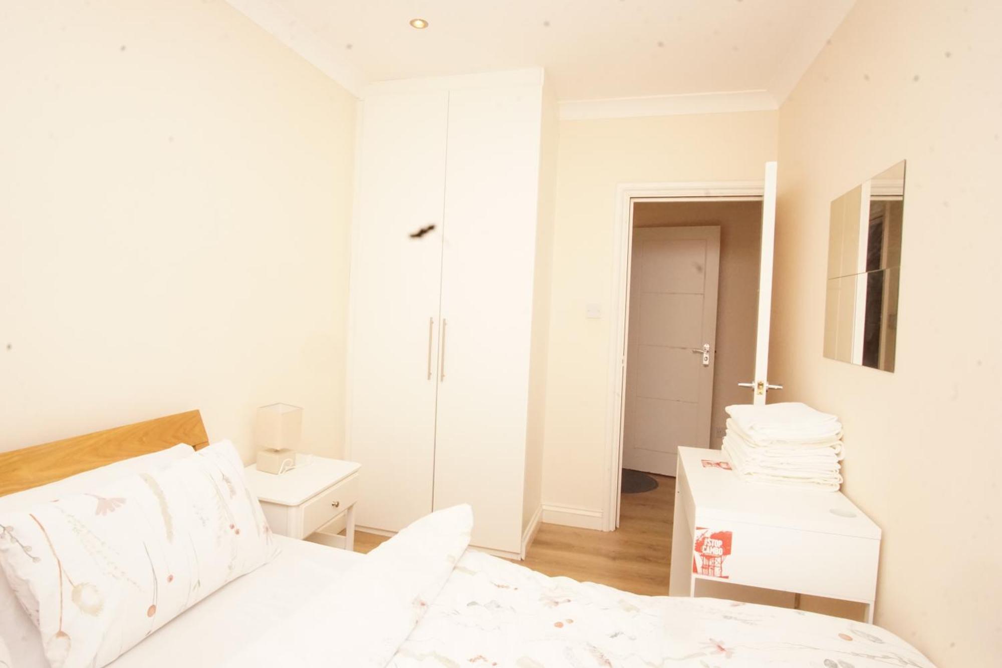 Evergreen Apartments- Flat 2 * London