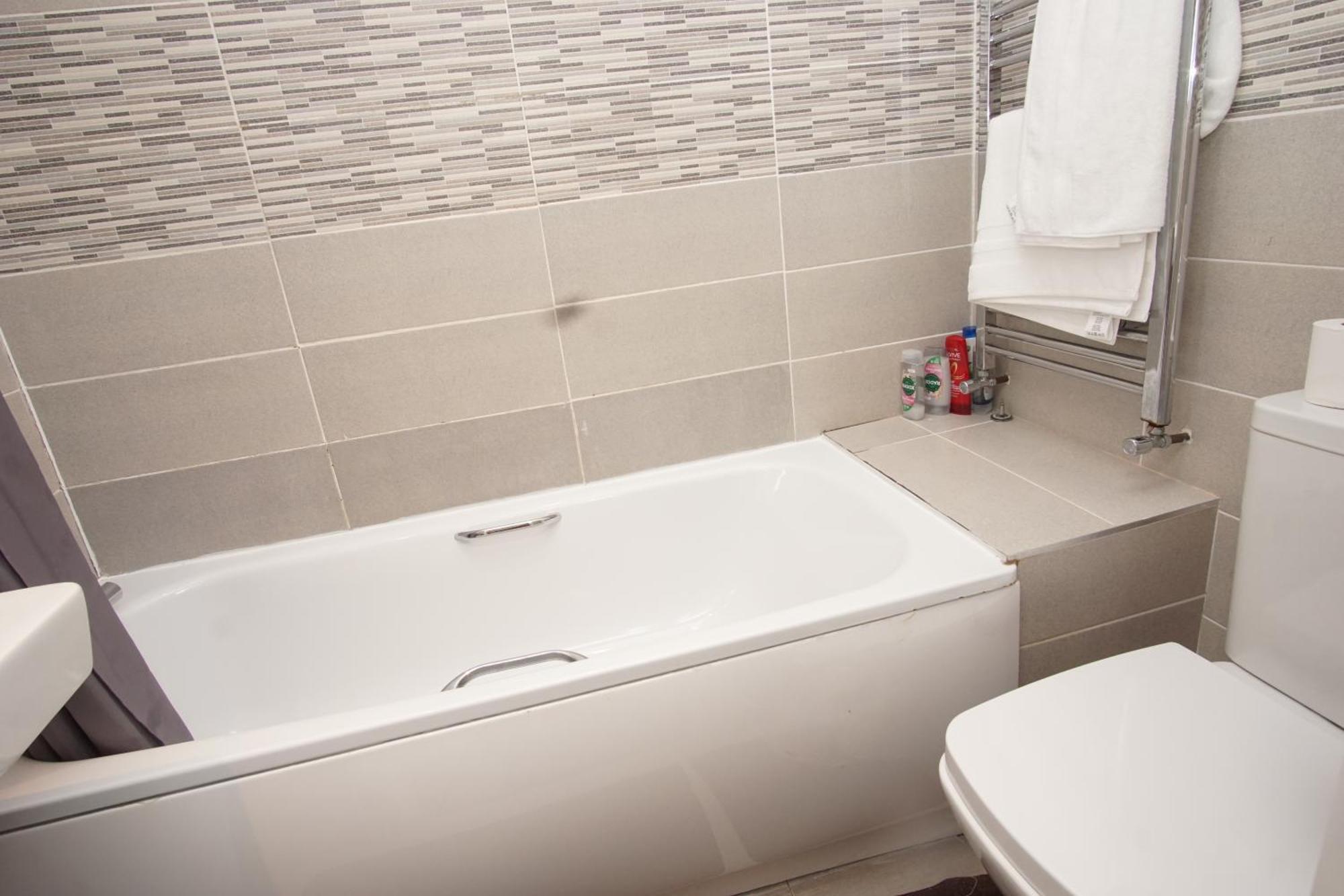 Evergreen Apartments- Flat 2 Apartment *