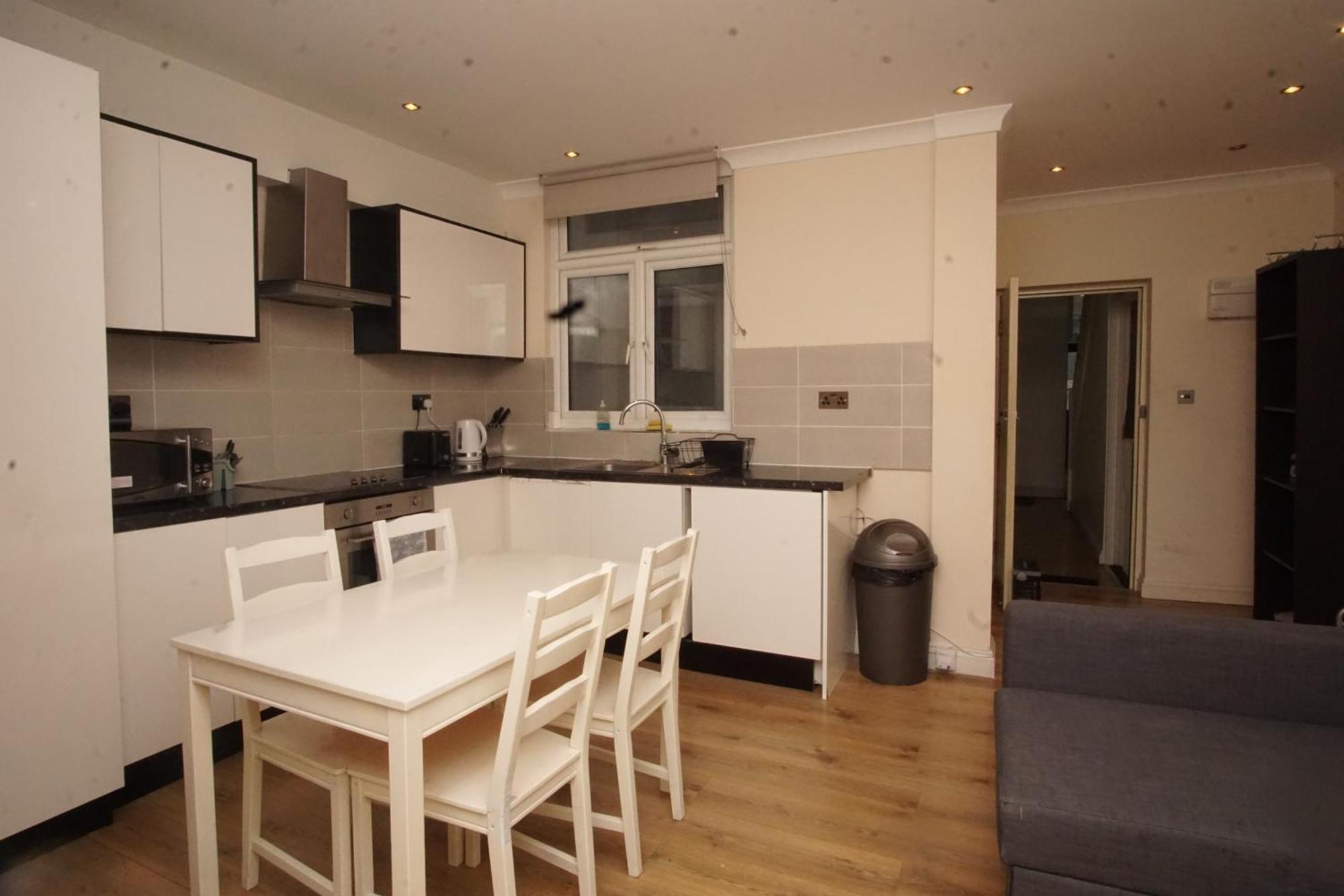 Evergreen Apartments- Flat 2 Apartment