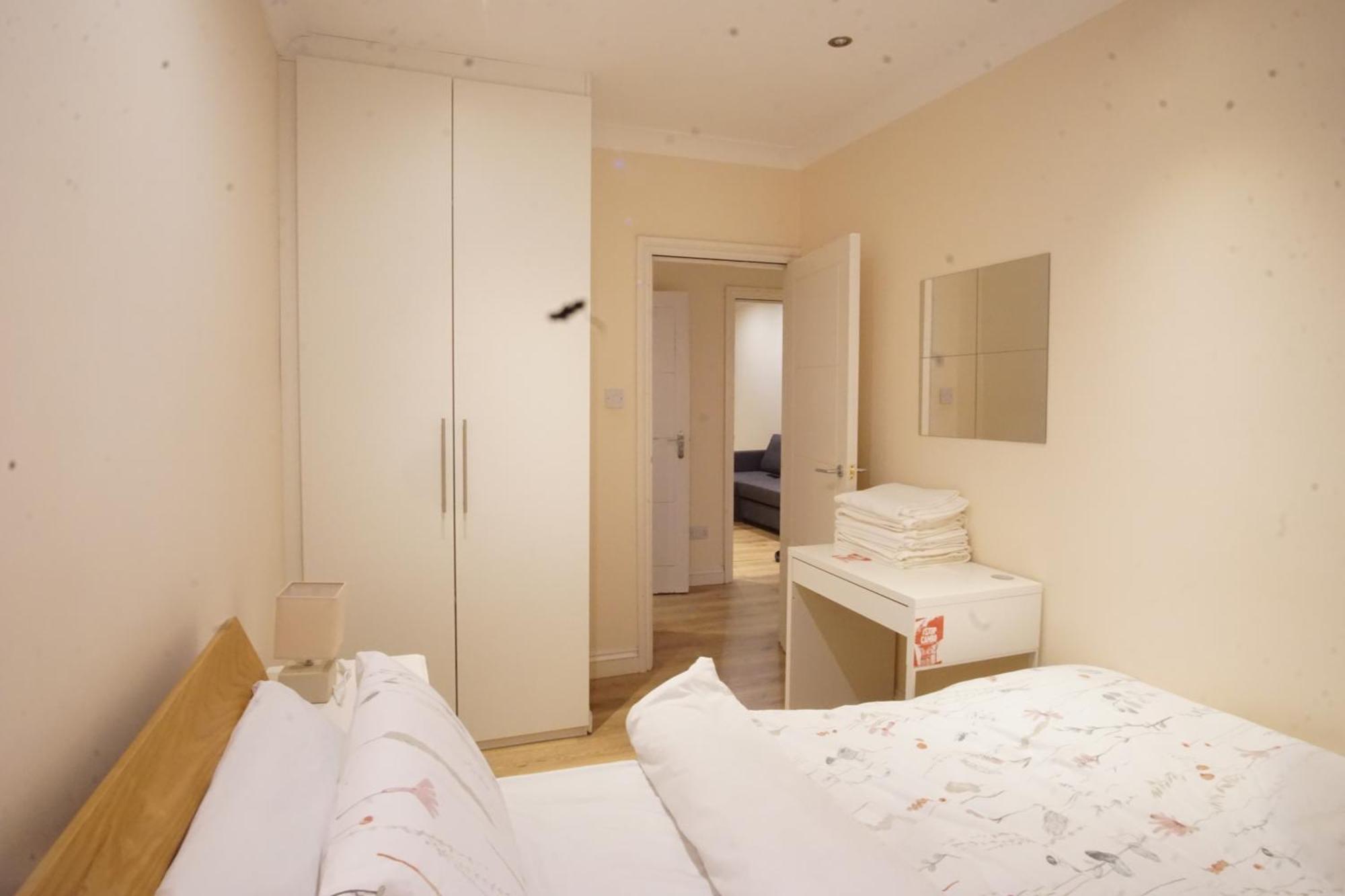 Evergreen Apartments- Flat 2 * London