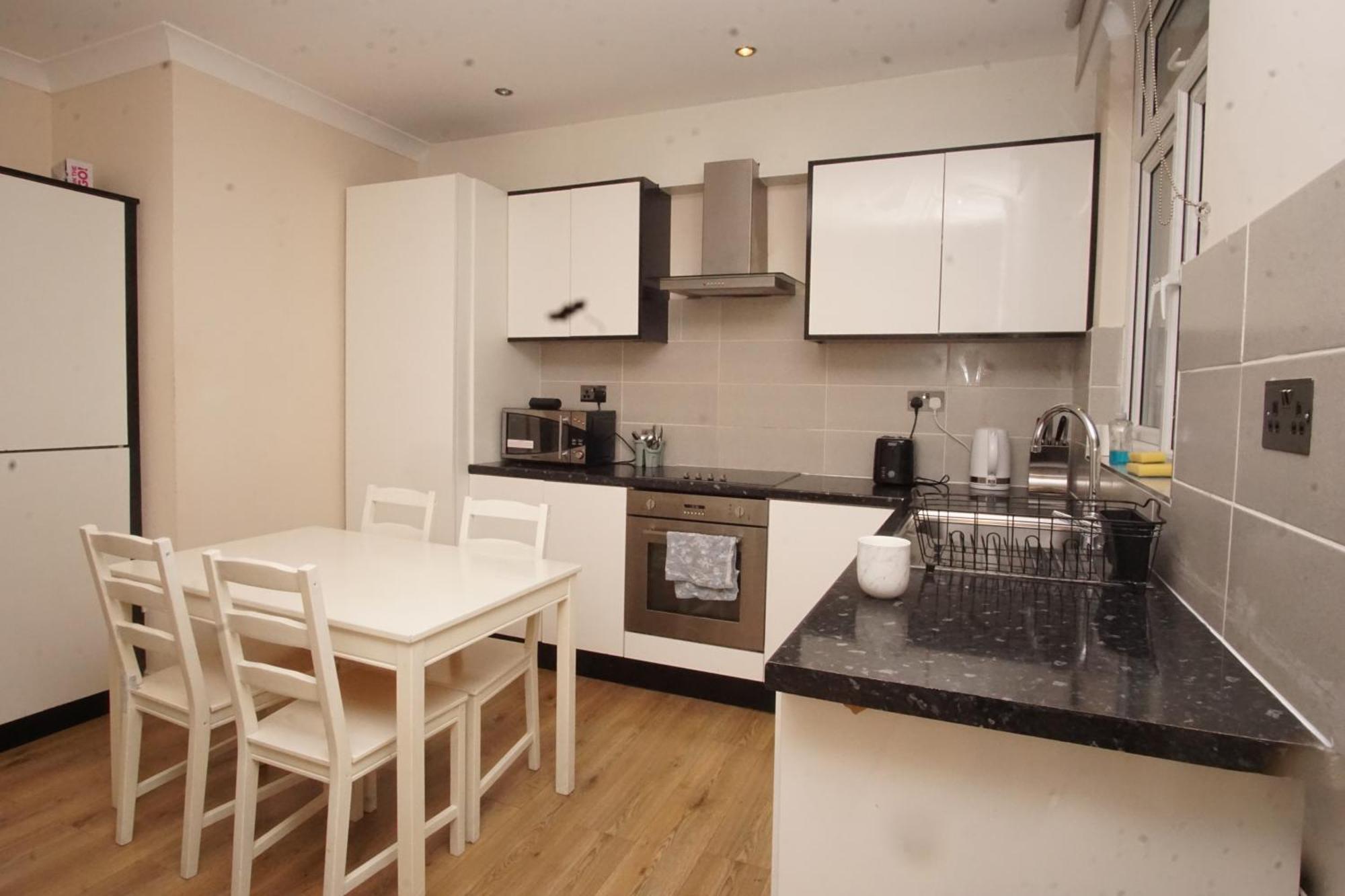 Evergreen Apartments- Flat 2 Apartment *