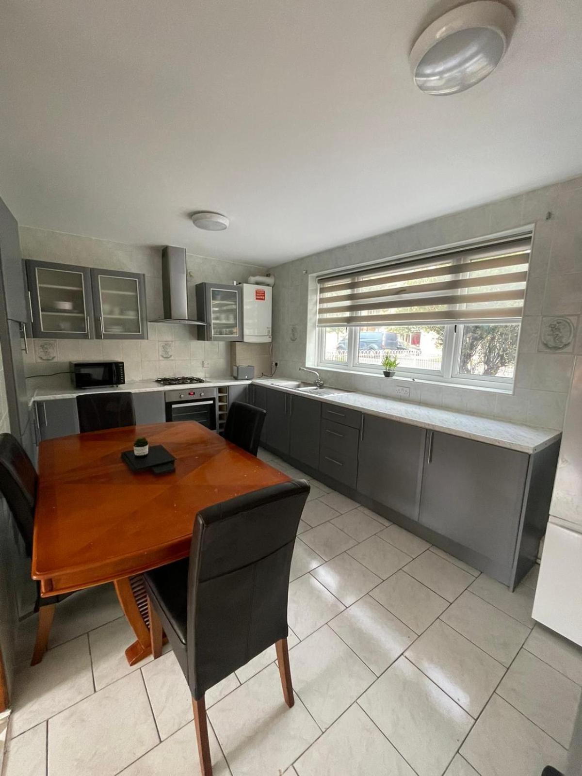 Сasa de vacaciones Lovely Spacious 3 Bedroom House With Sofa Bed, 30 Minutes From *