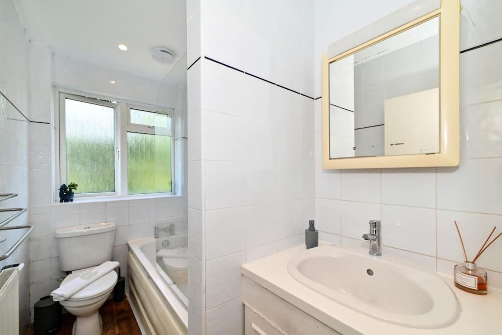 3-bedroom With Parking In Maida Vale Apartamento