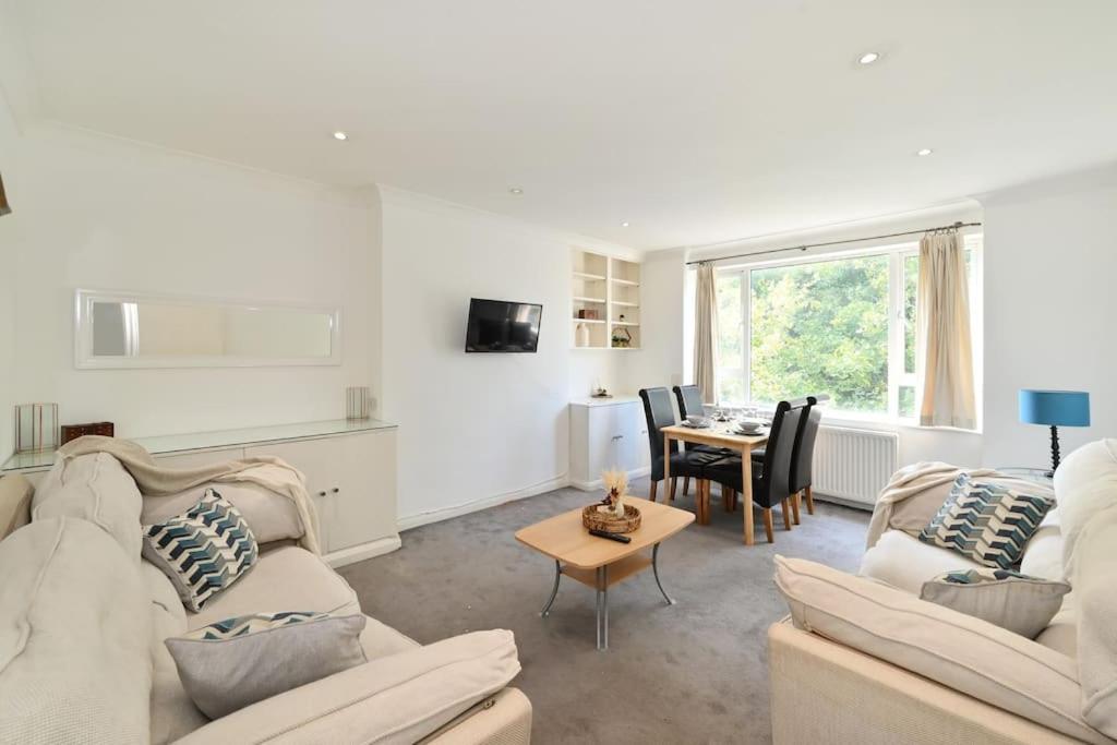 3-bedroom With Parking In Maida Vale Londen