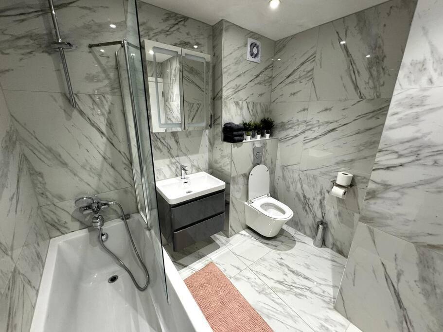Great 3 Bedrooms Flat In Clapham * London