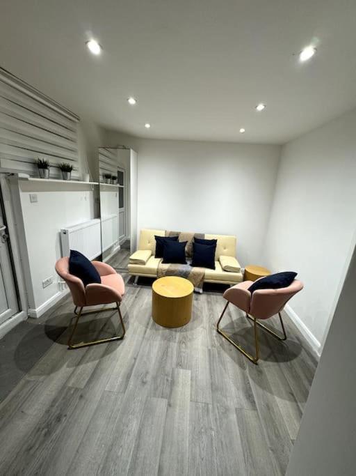 Great 3 Bedrooms Flat In Clapham Apartment *