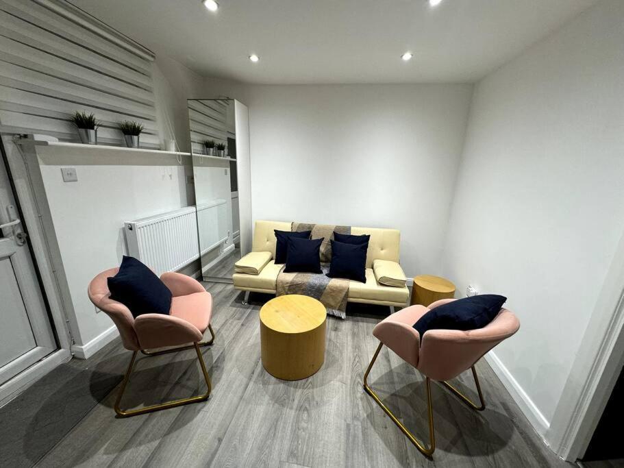 Great 3 Bedrooms Flat In Clapham Apartment *