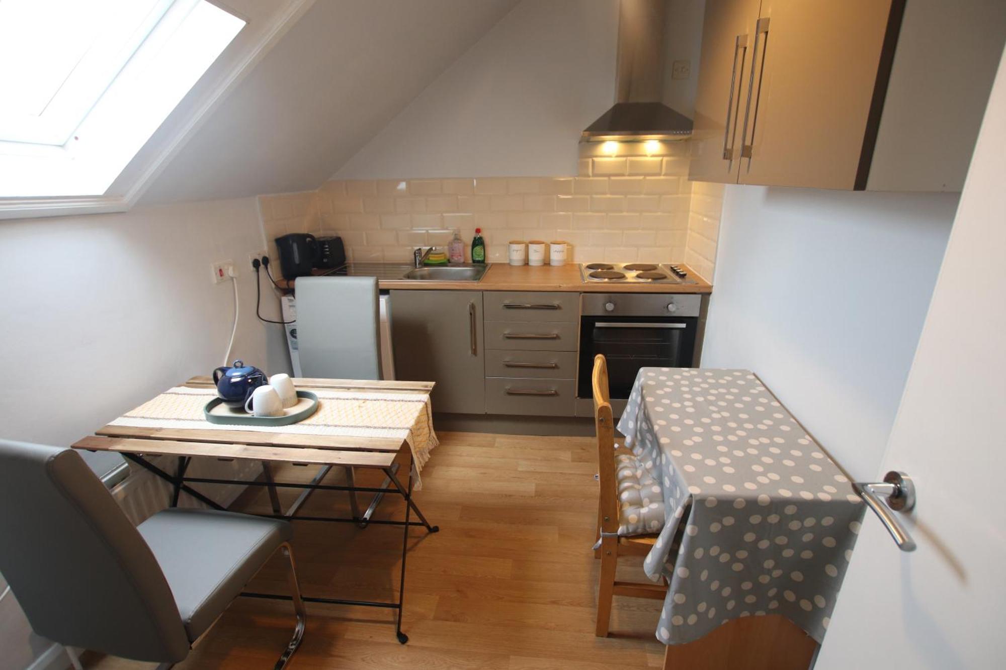 Nice Holiday Studio 15 Mins From Central Apartment