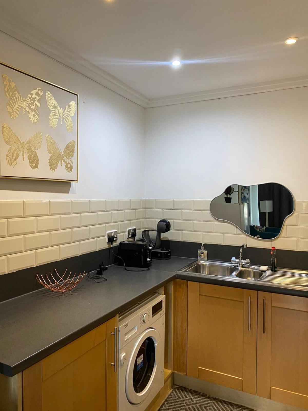 Apartment Modern Two Bedroom Two Bath Opp Tube Station *