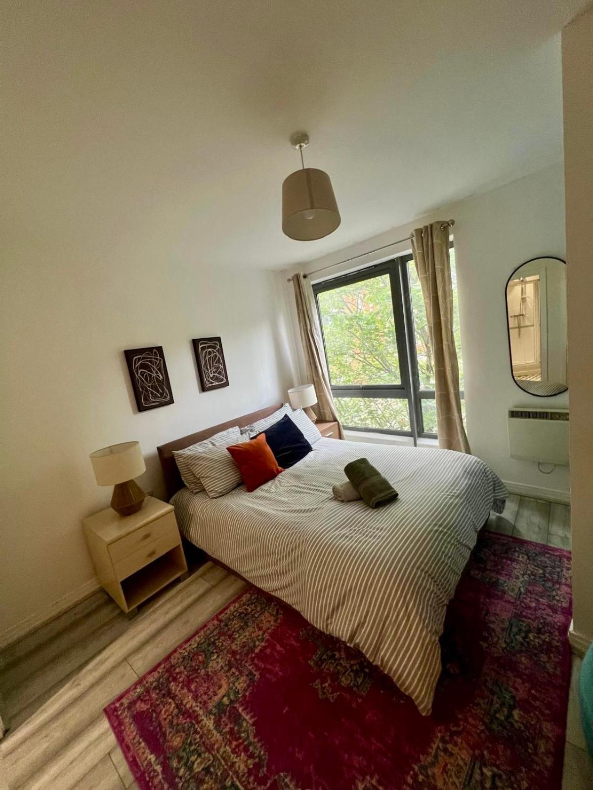 Modern Two Bedroom Two Bath Opp Tube Station