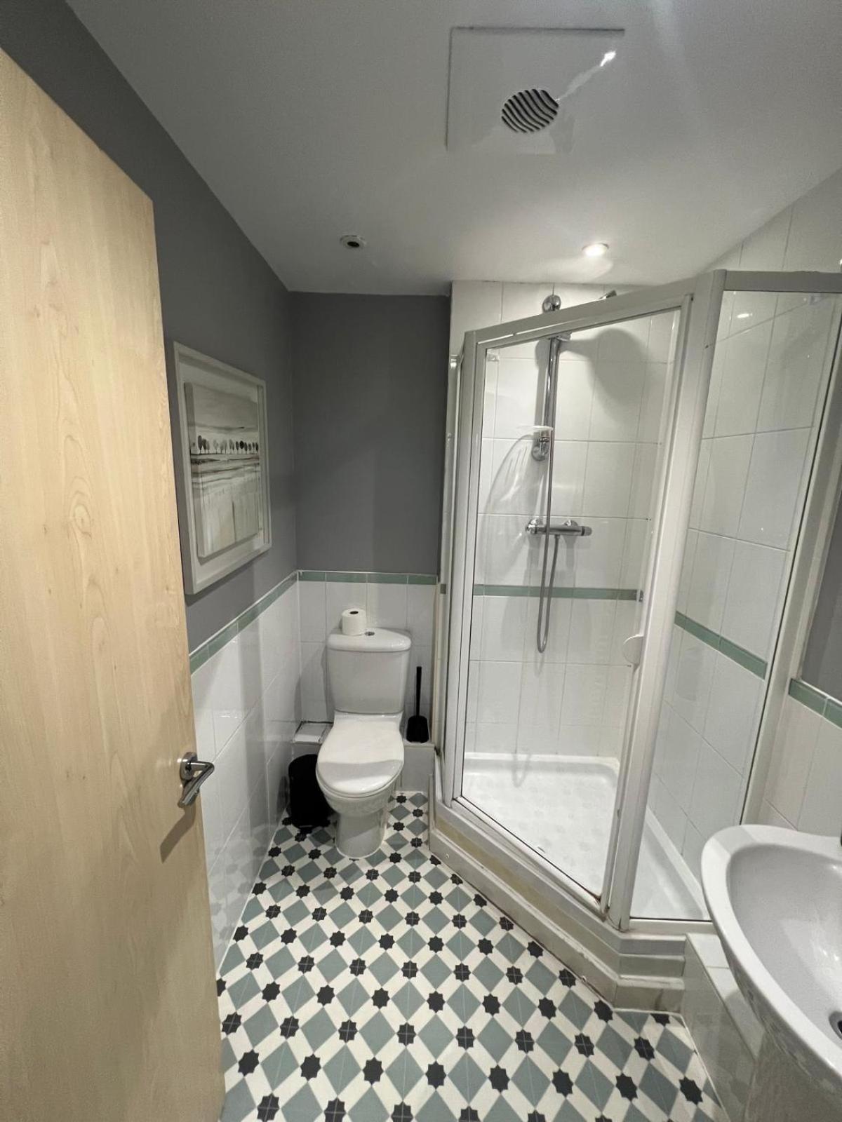 Apartment Modern Two Bedroom Two Bath Opp Tube Station
