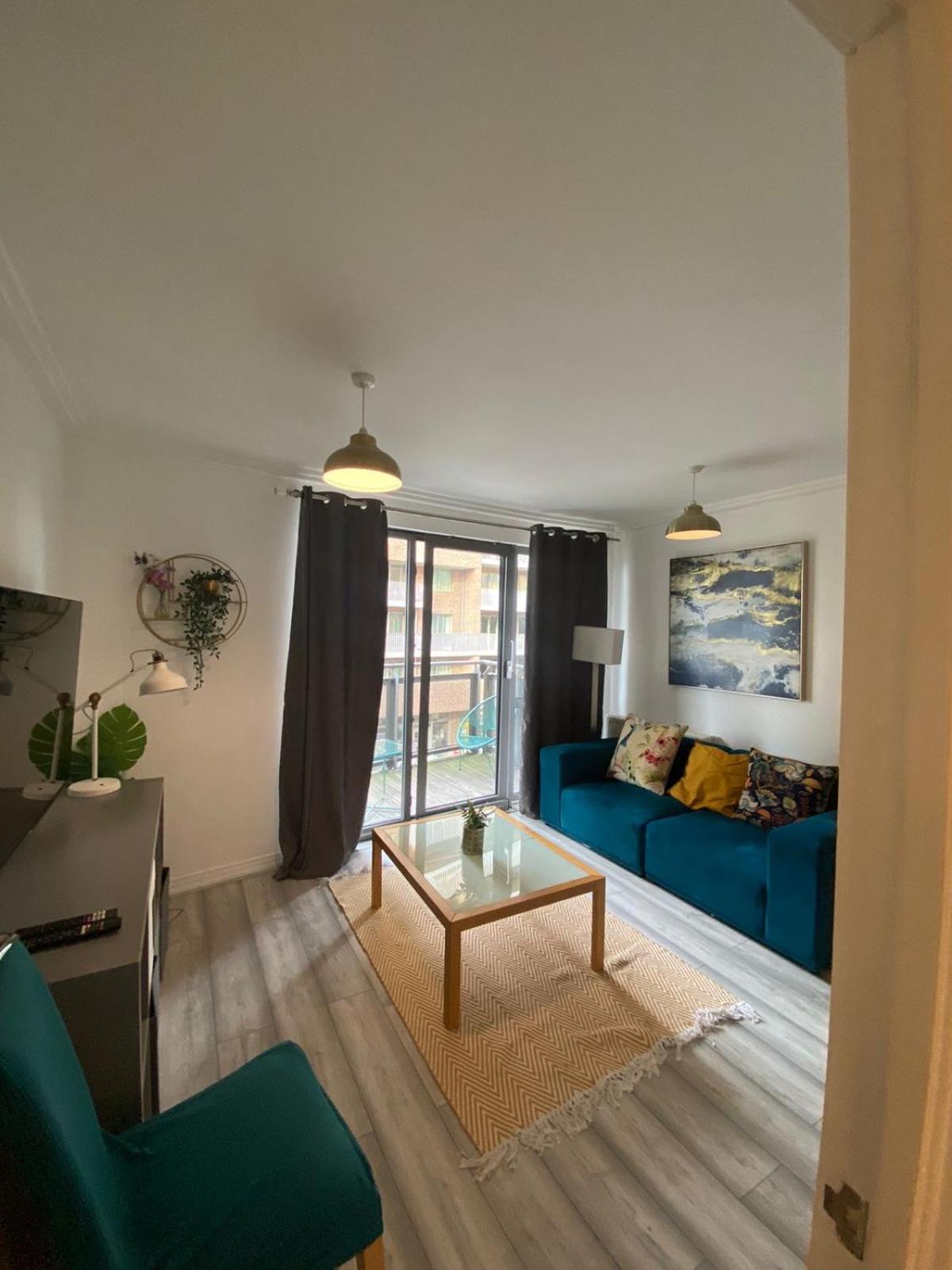 Modern Two Bedroom Two Bath Opp Tube Station *