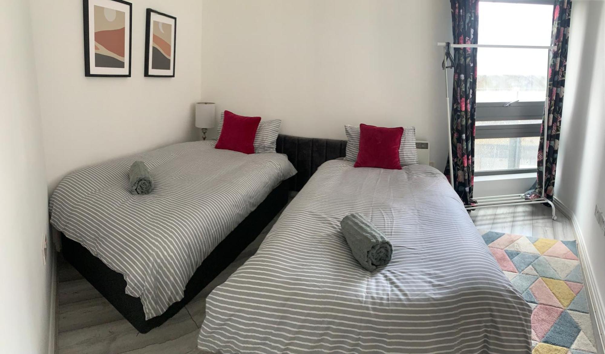 Modern Two Bedroom Two Bath Opp Tube Station London