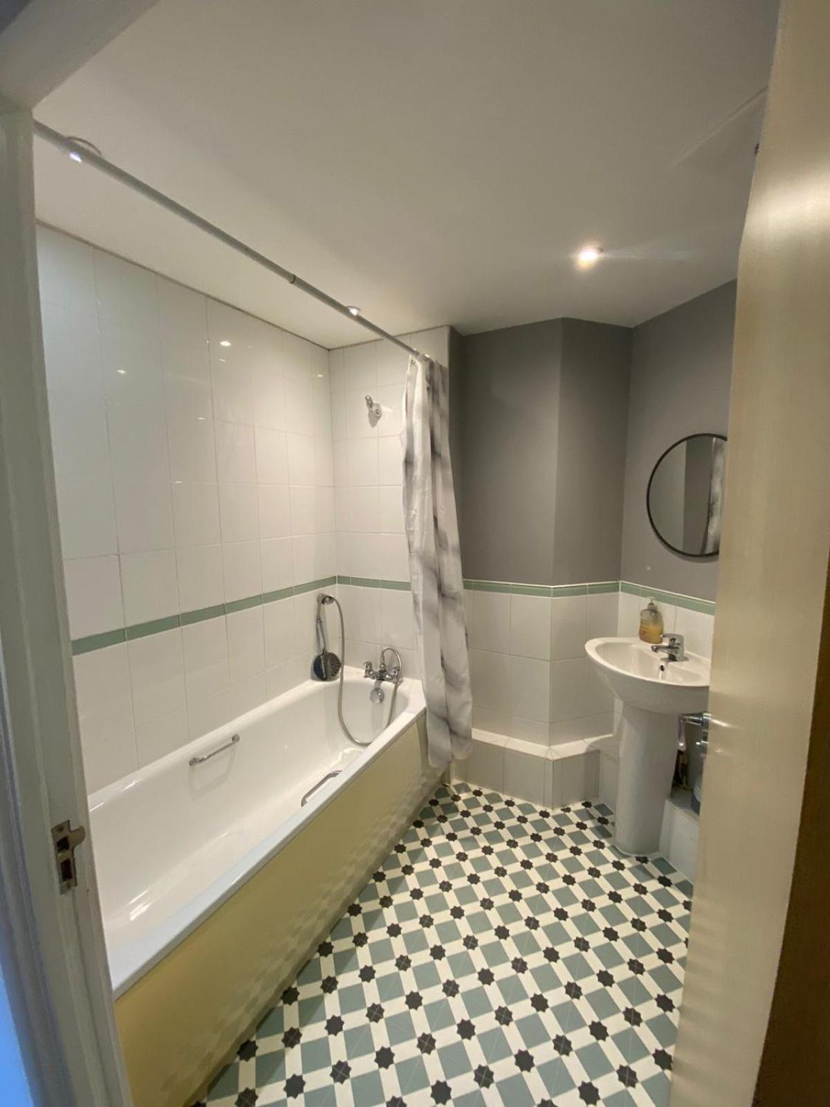 Modern Two Bedroom Two Bath Opp Tube Station * London
