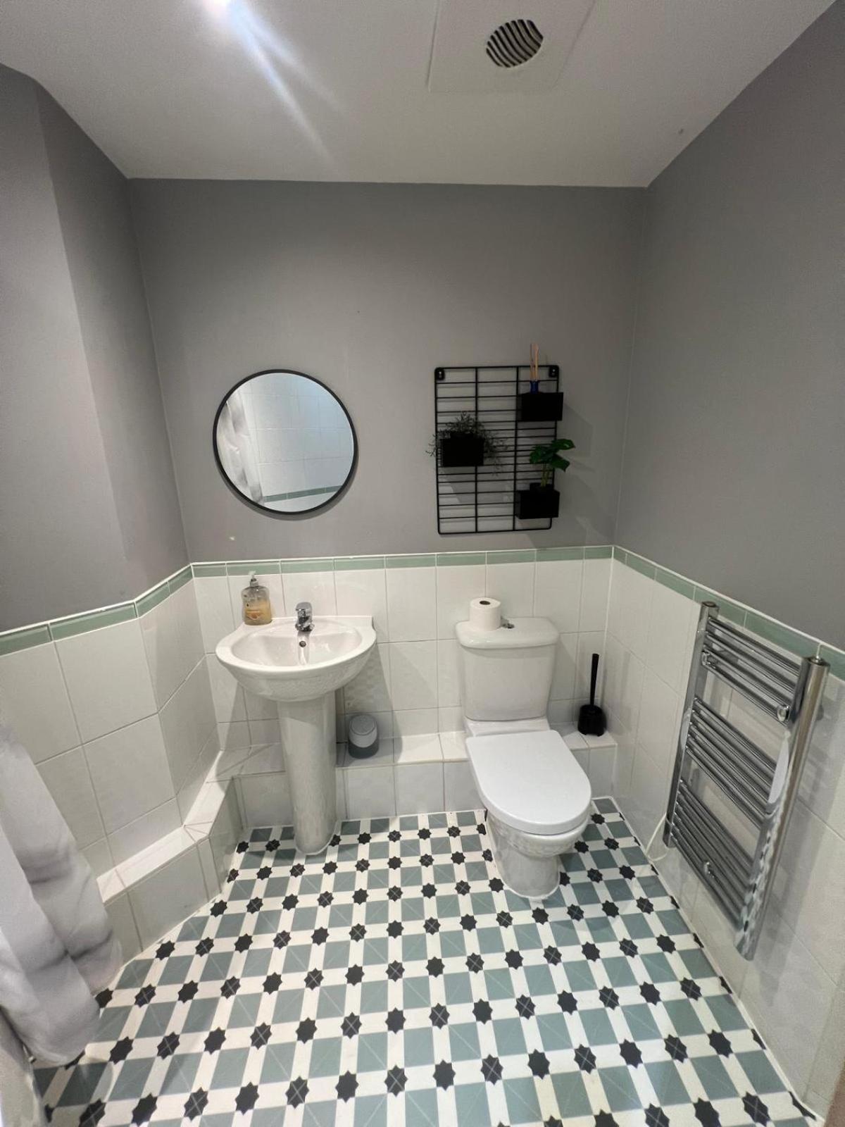 Modern Two Bedroom Two Bath Opp Tube Station Apartment London