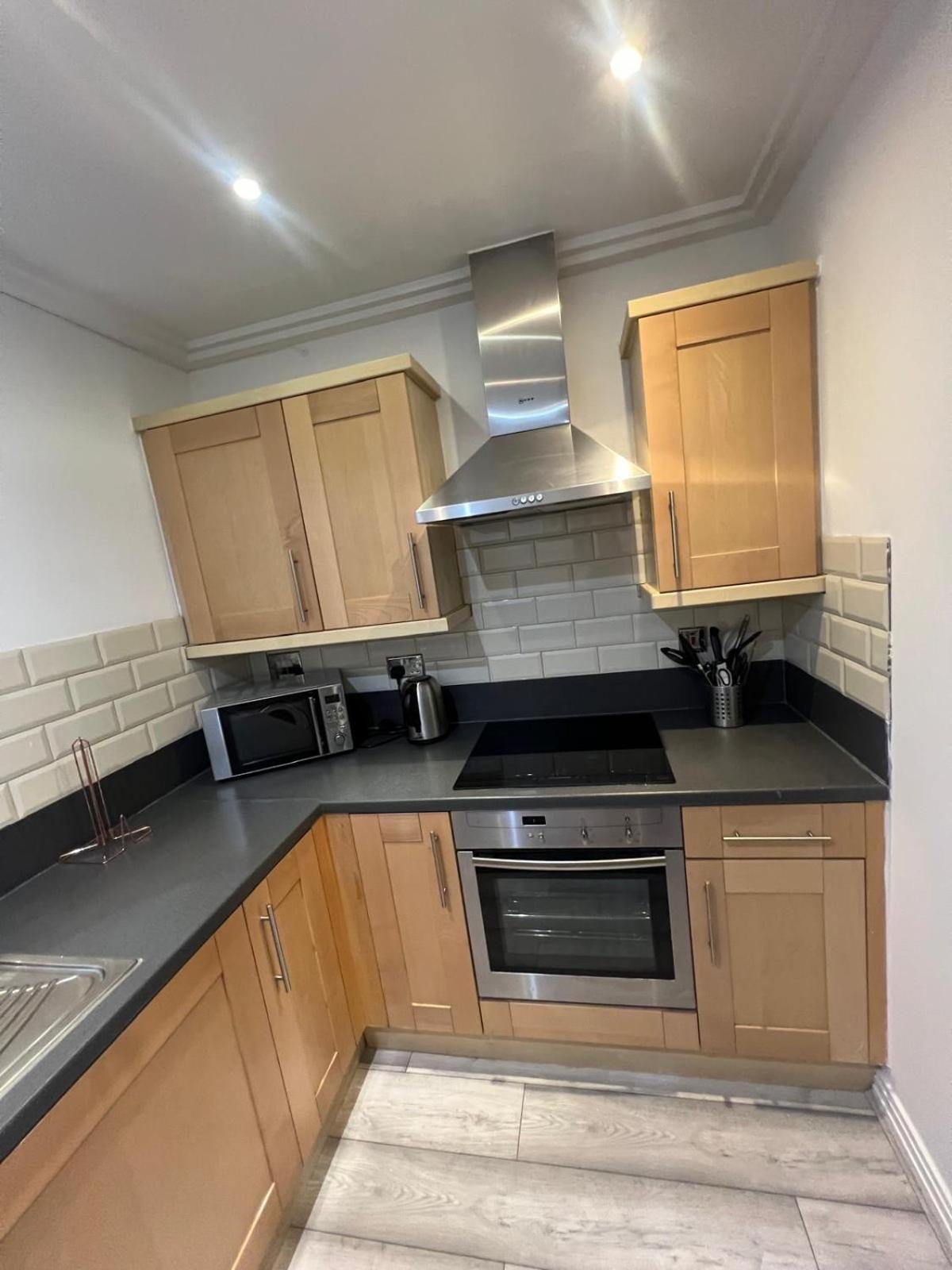 Modern Two Bedroom Two Bath Opp Tube Station * London