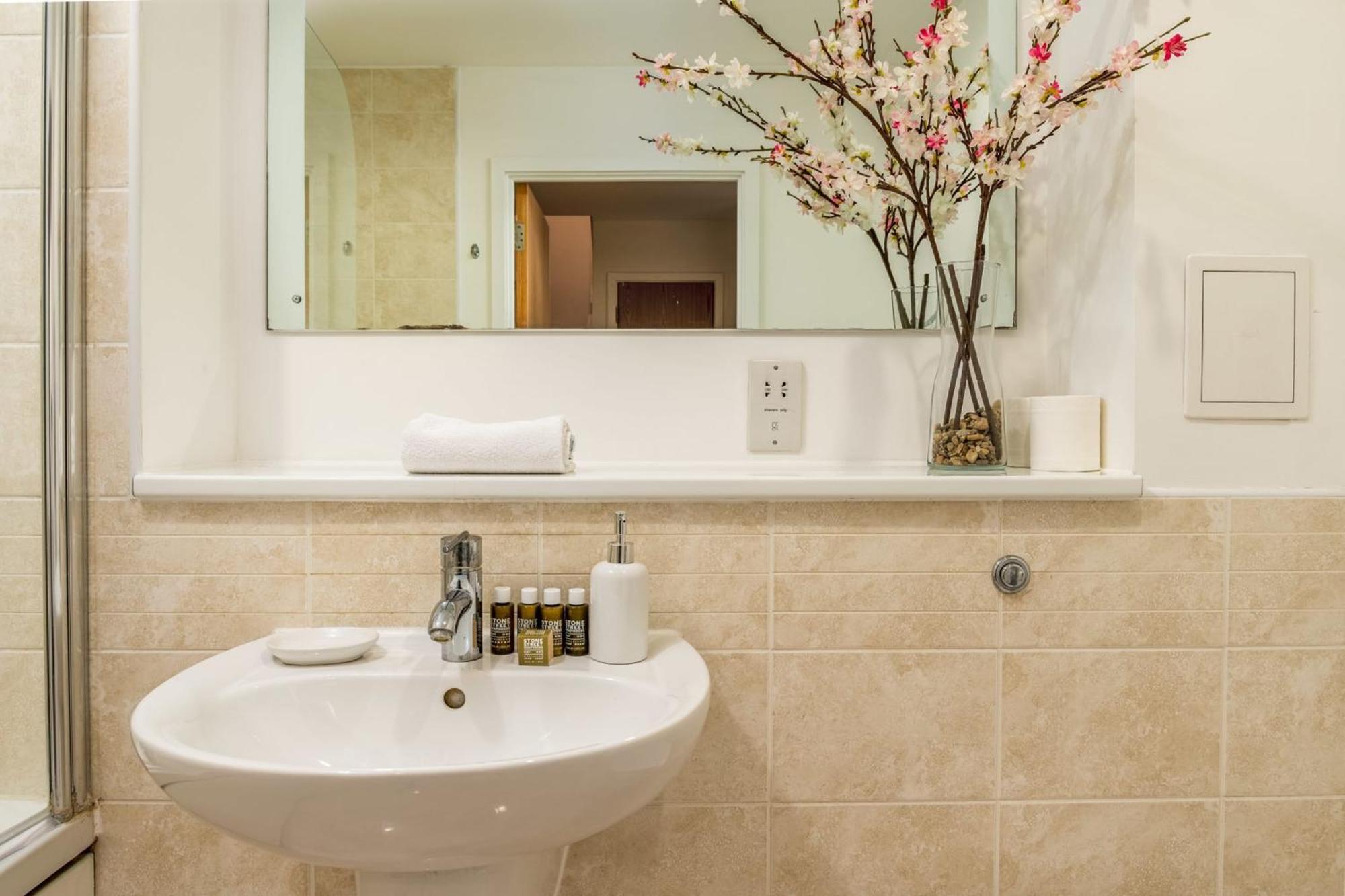 Modern Comfort Stratford 3br Duplex Apartment