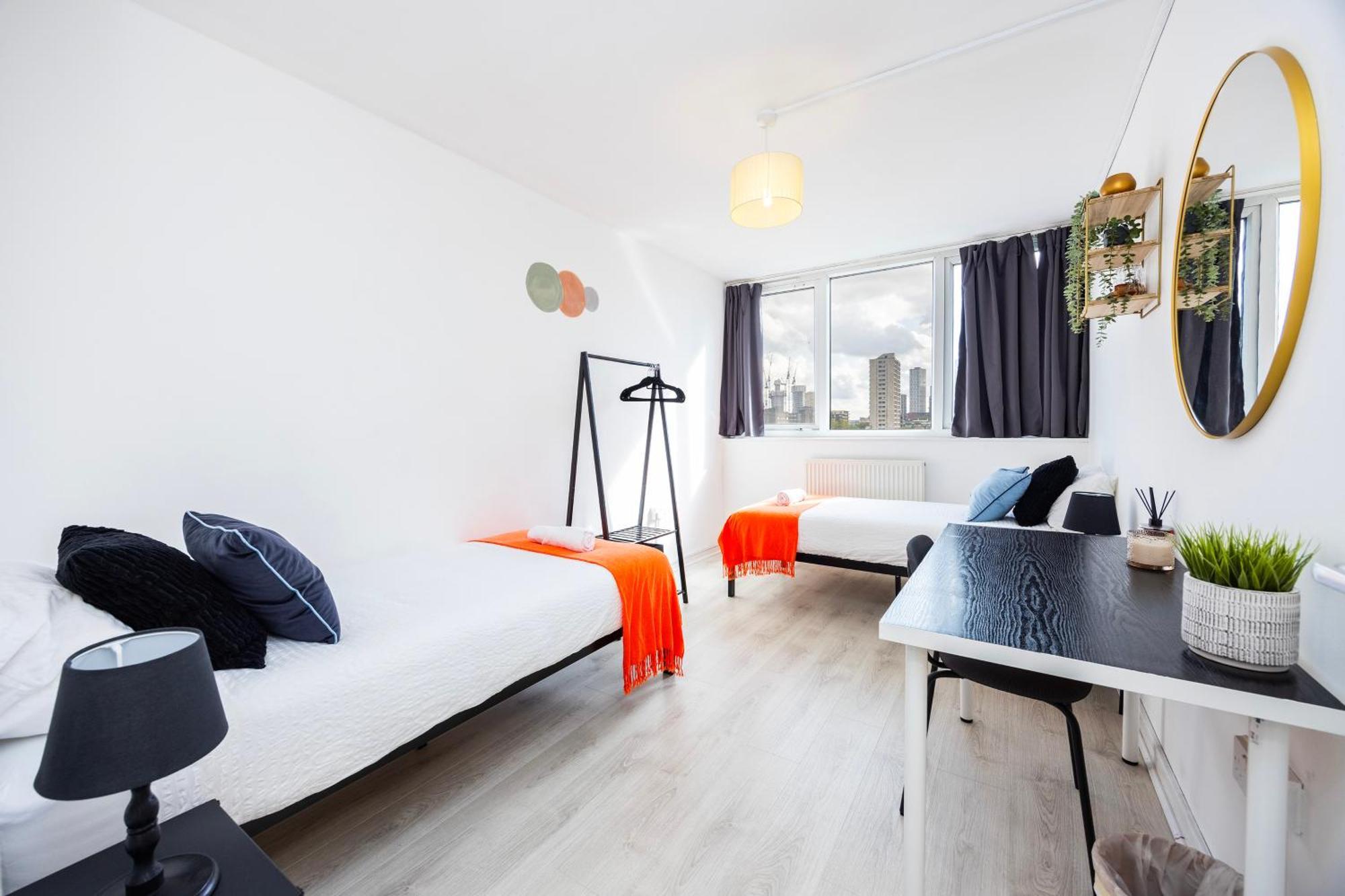 Business 2 Beds - Poplar - 2 Minutes From Station Apartment *