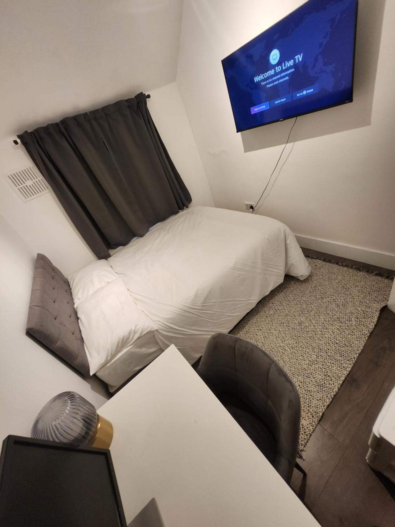 Flat With Work Station, Monitor, Smart Tv & Netflix * Londen
