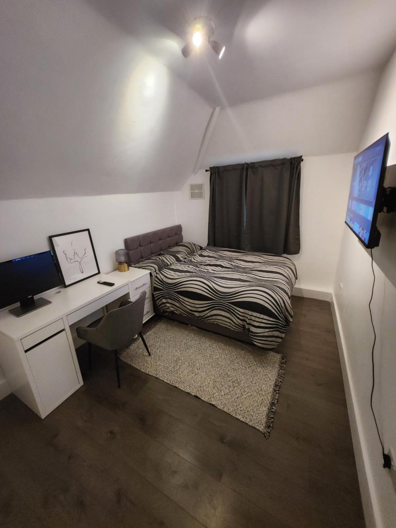 Flat With Work Station, Monitor, Smart Tv & Netflix Appartement Londen