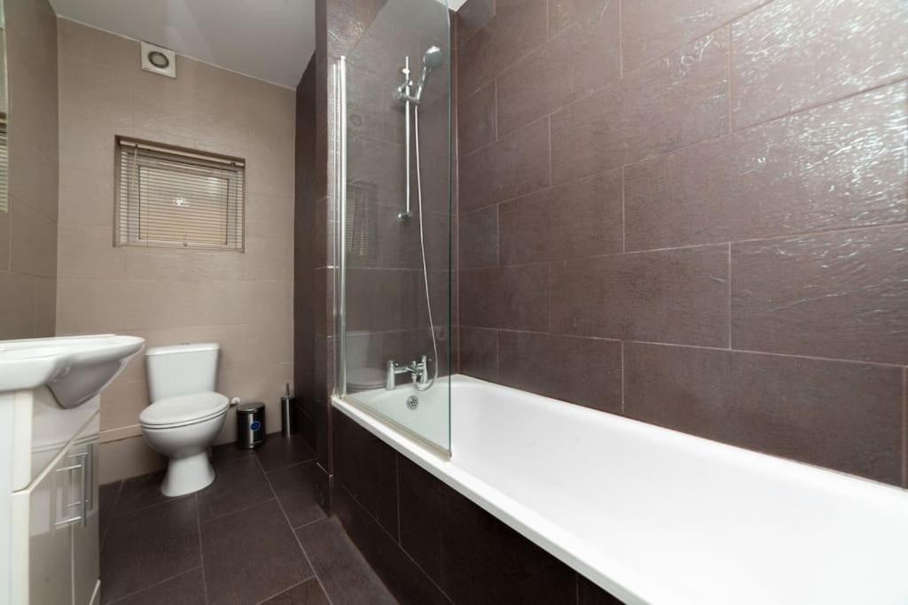 Roomy Bliss - Your Home Away Apartment London