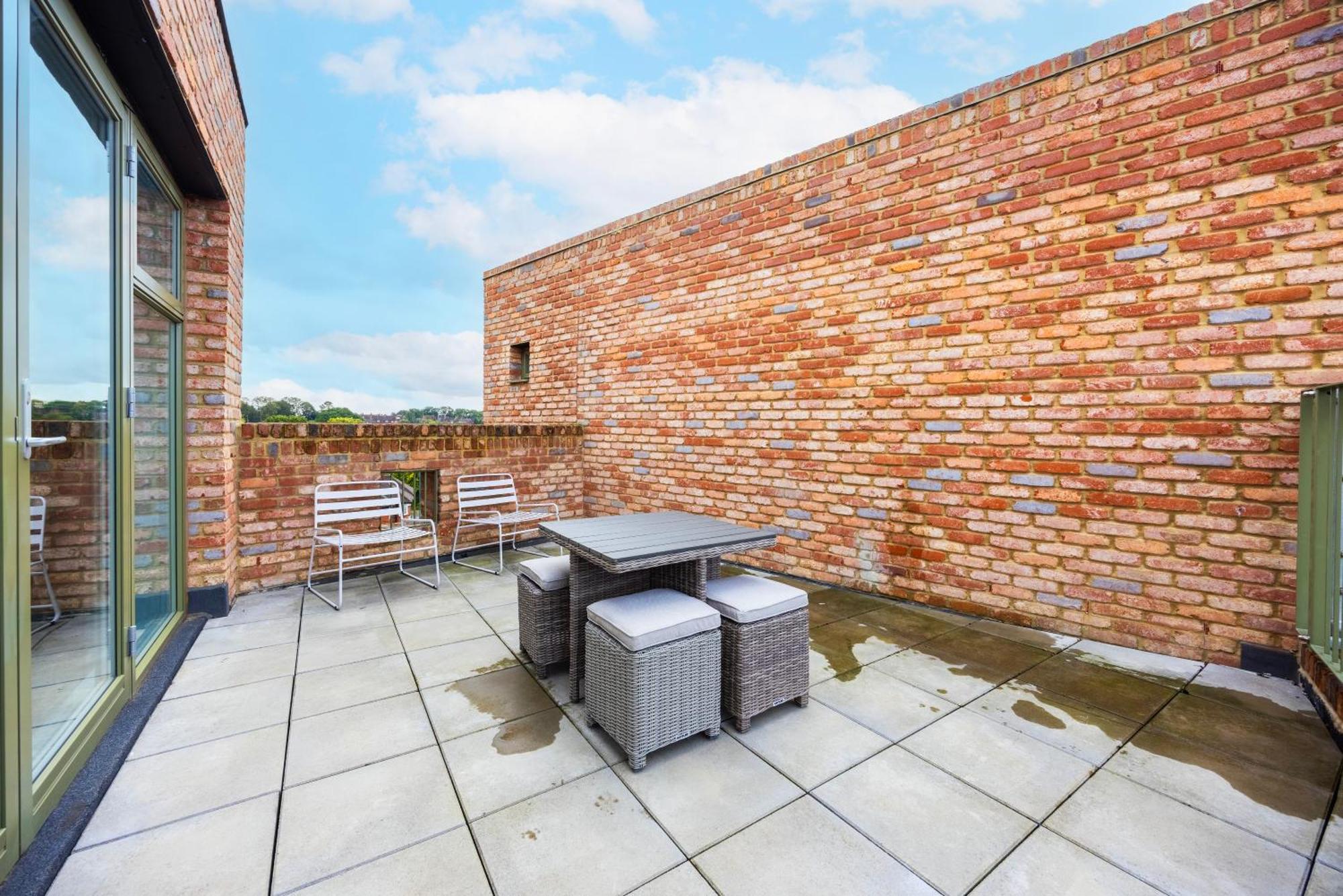 Modern 3 Bedroom House With Balconies & Parking *