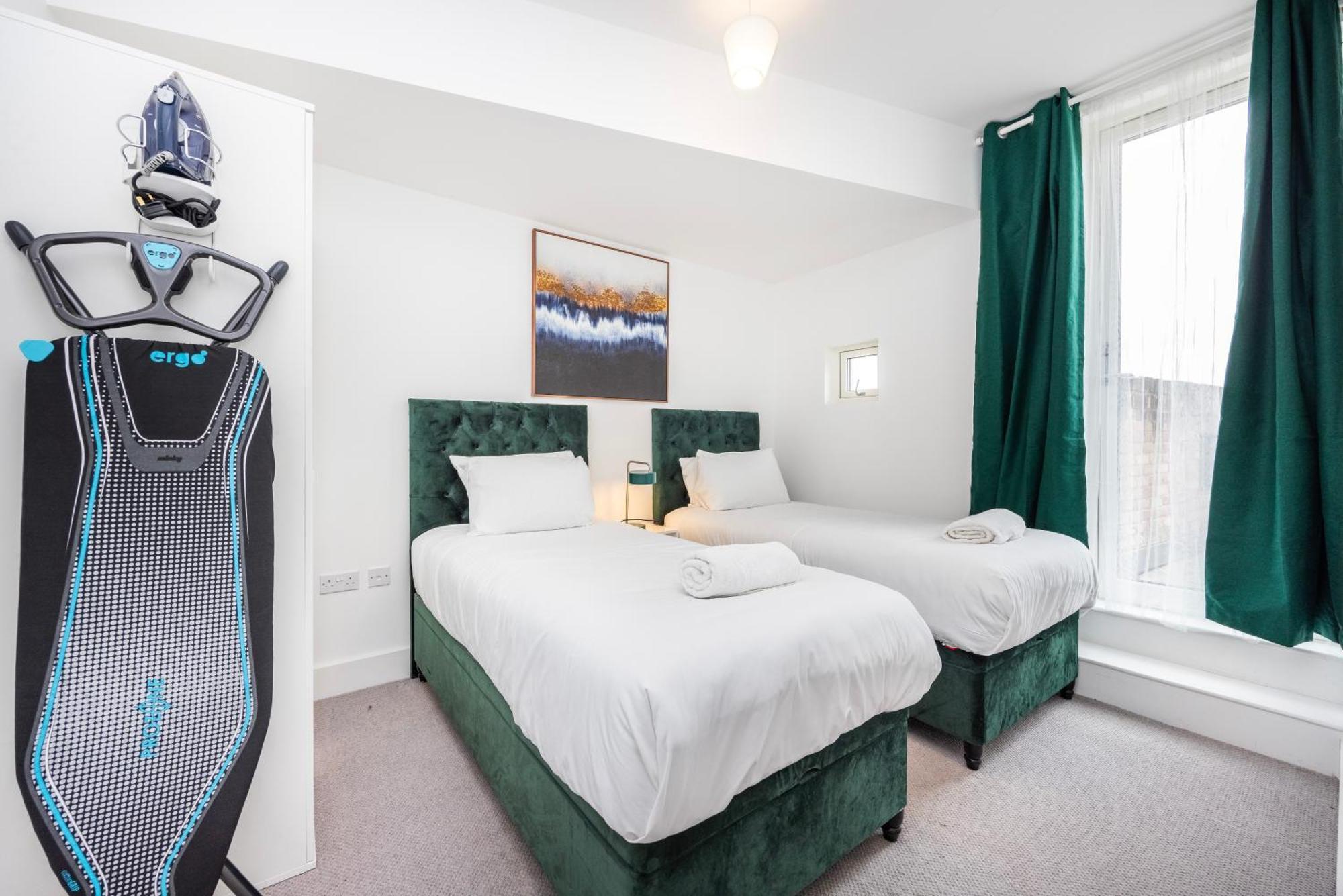 Modern 3 Bedroom House With Balconies & Parking London
