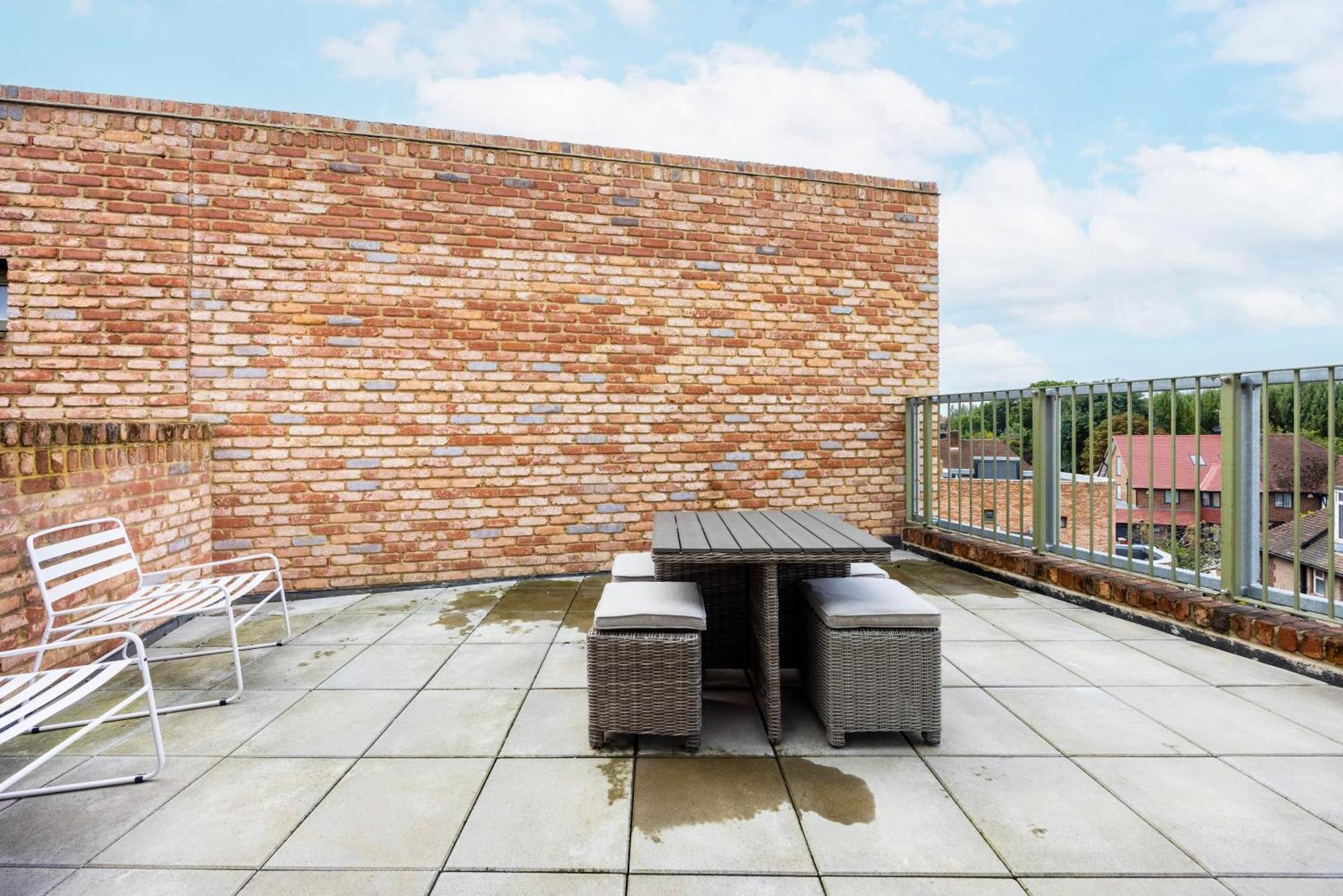 Modern 3 Bedroom House With Balconies & Parking * London