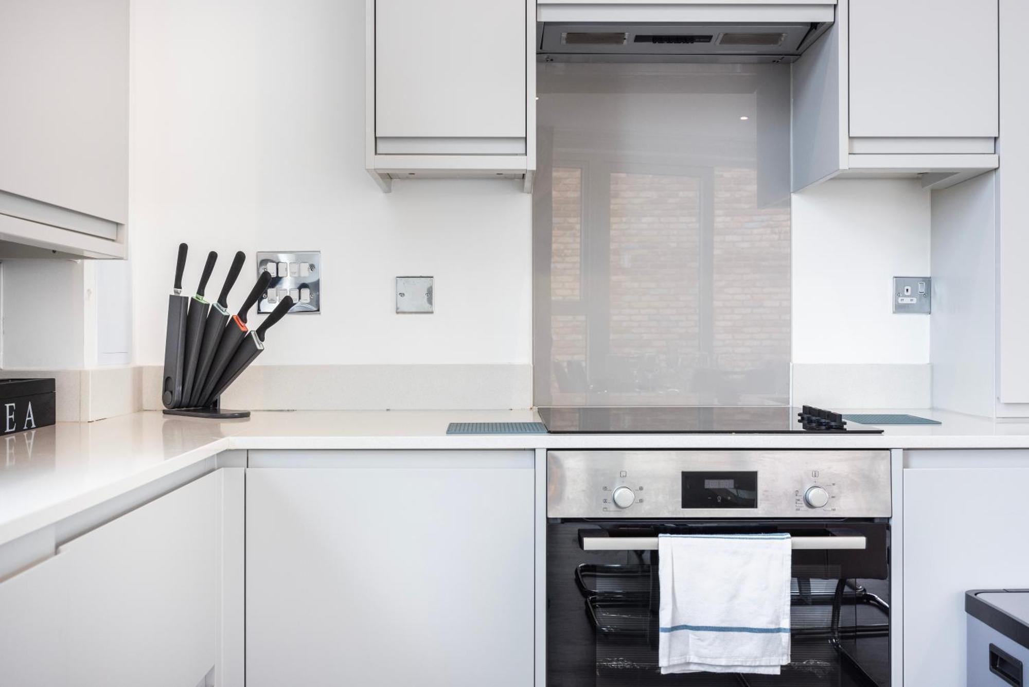 Modern 3 Bedroom House With Balconies & Parking