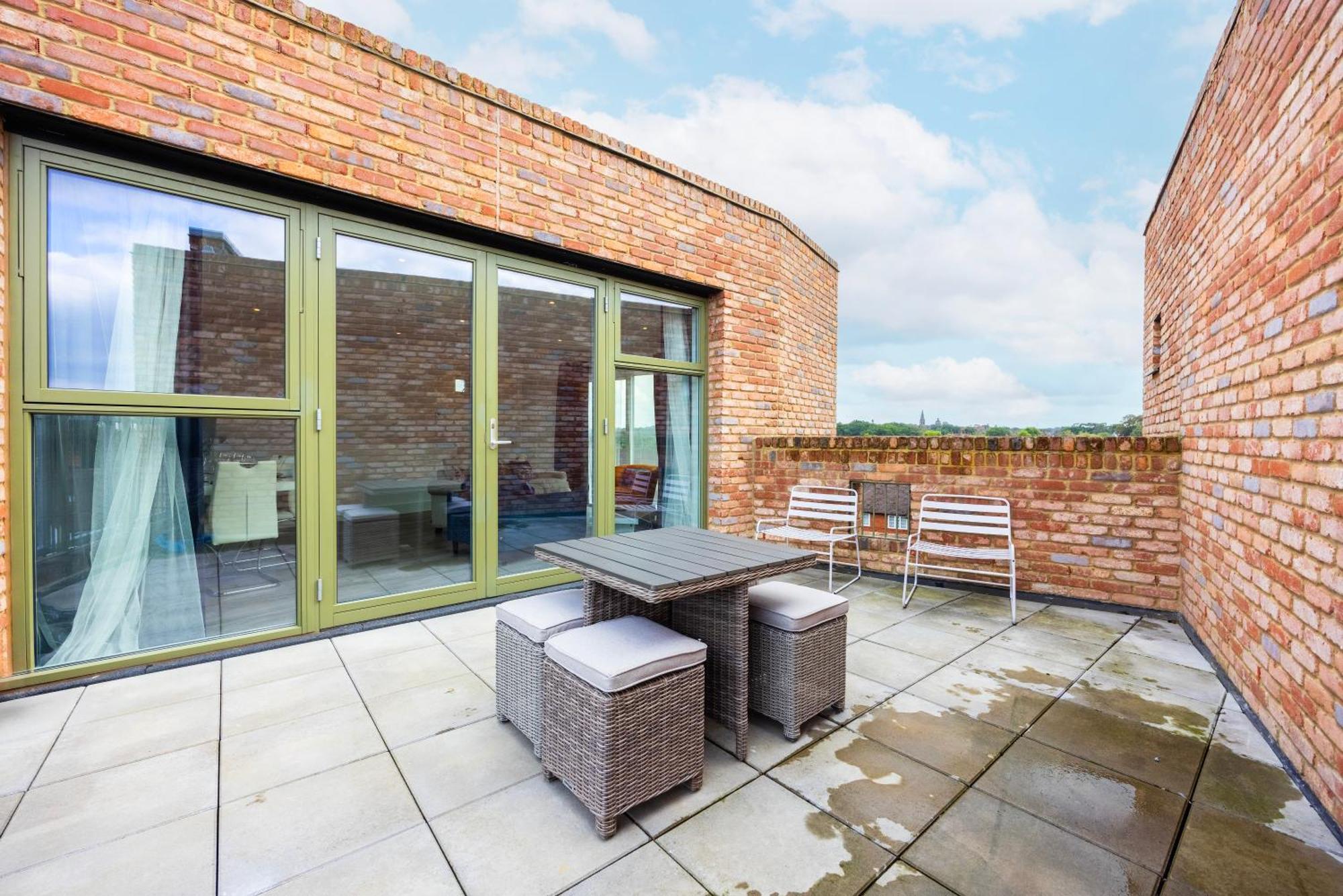 Modern 3 Bedroom House With Balconies & Parking Apartment