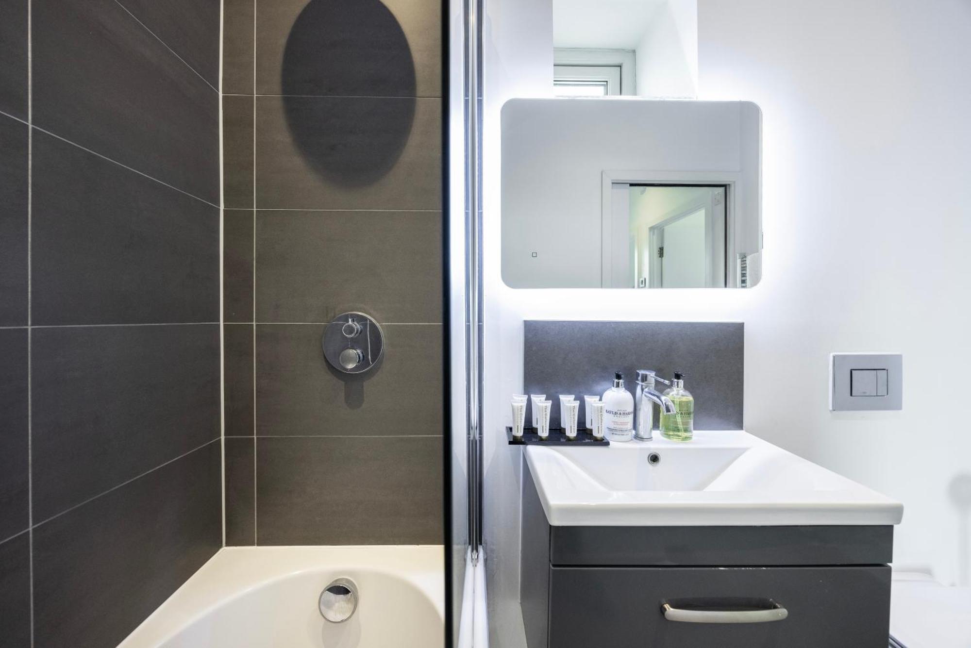 Modern 3 Bedroom House With Balconies & Parking Apartment *