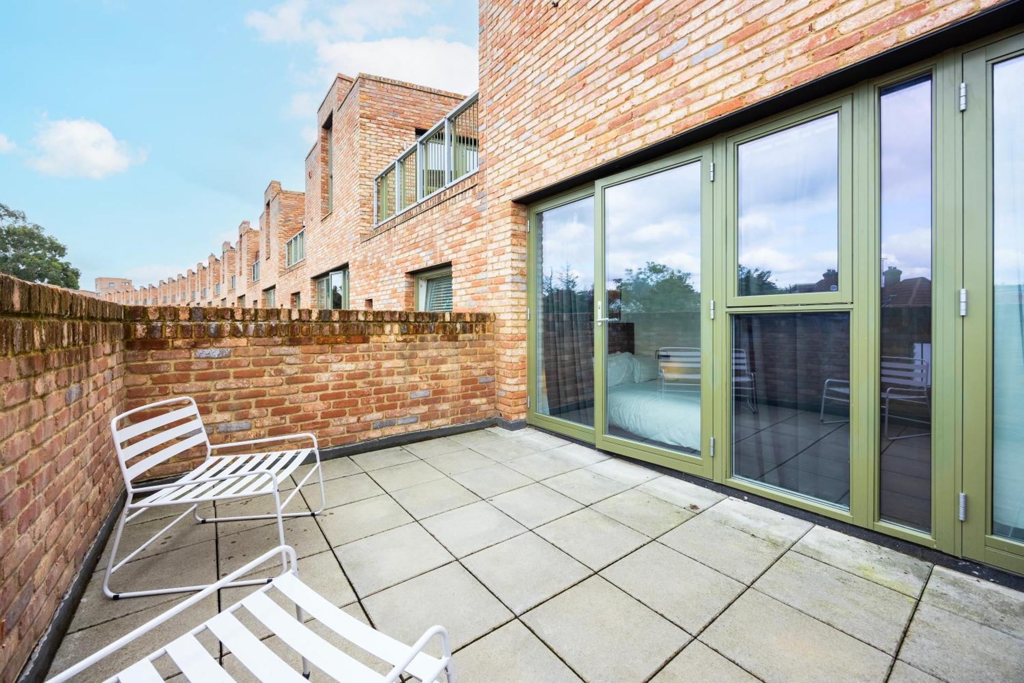 Apartment Modern 3 Bedroom House With Balconies & Parking *