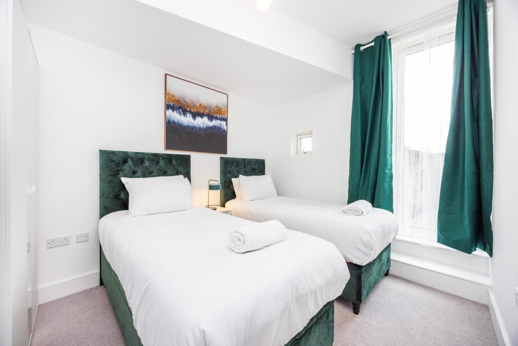Apartment Modern 3 Bedroom House With Balconies & Parking London