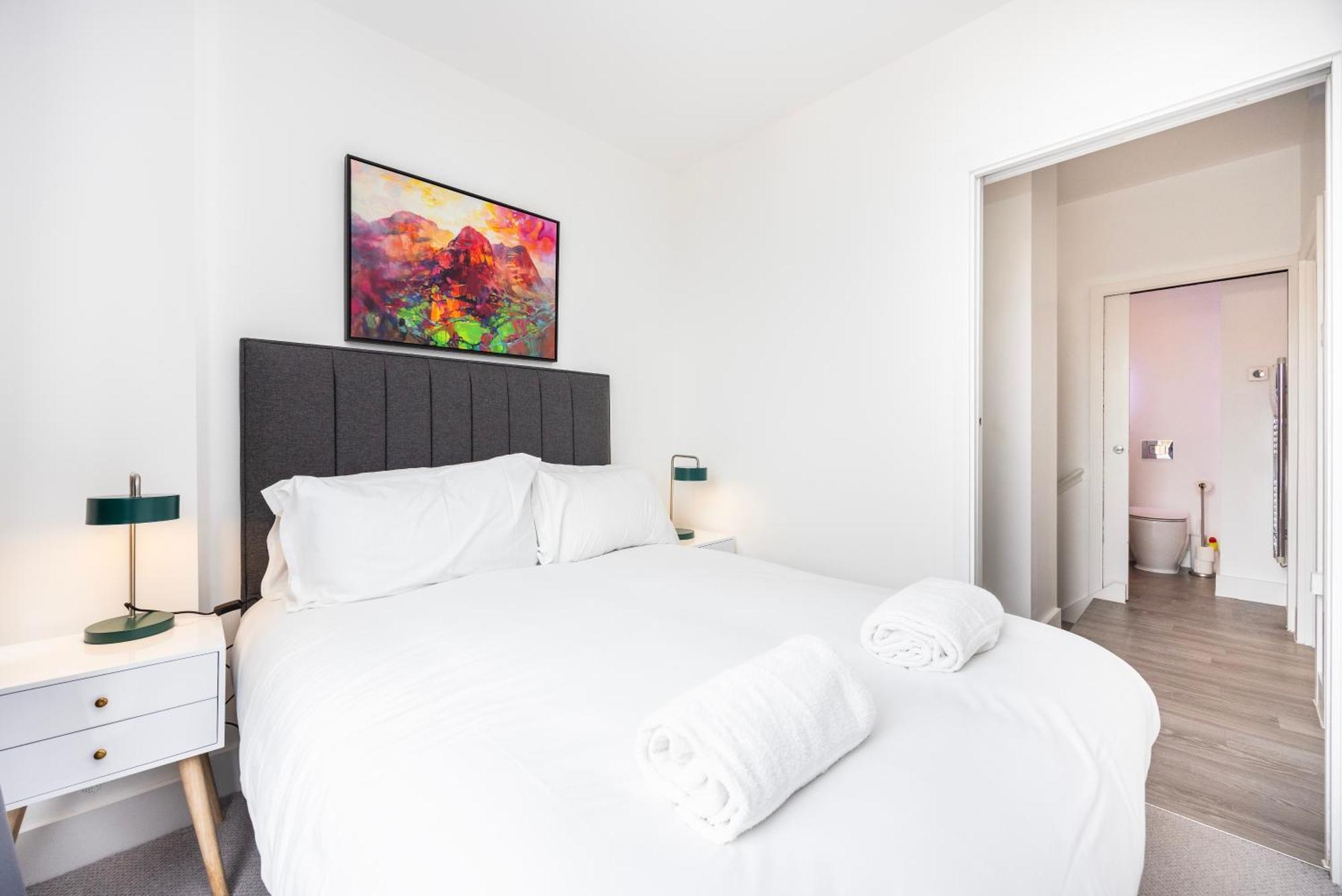 Apartment Modern 3 Bedroom House With Balconies & Parking
